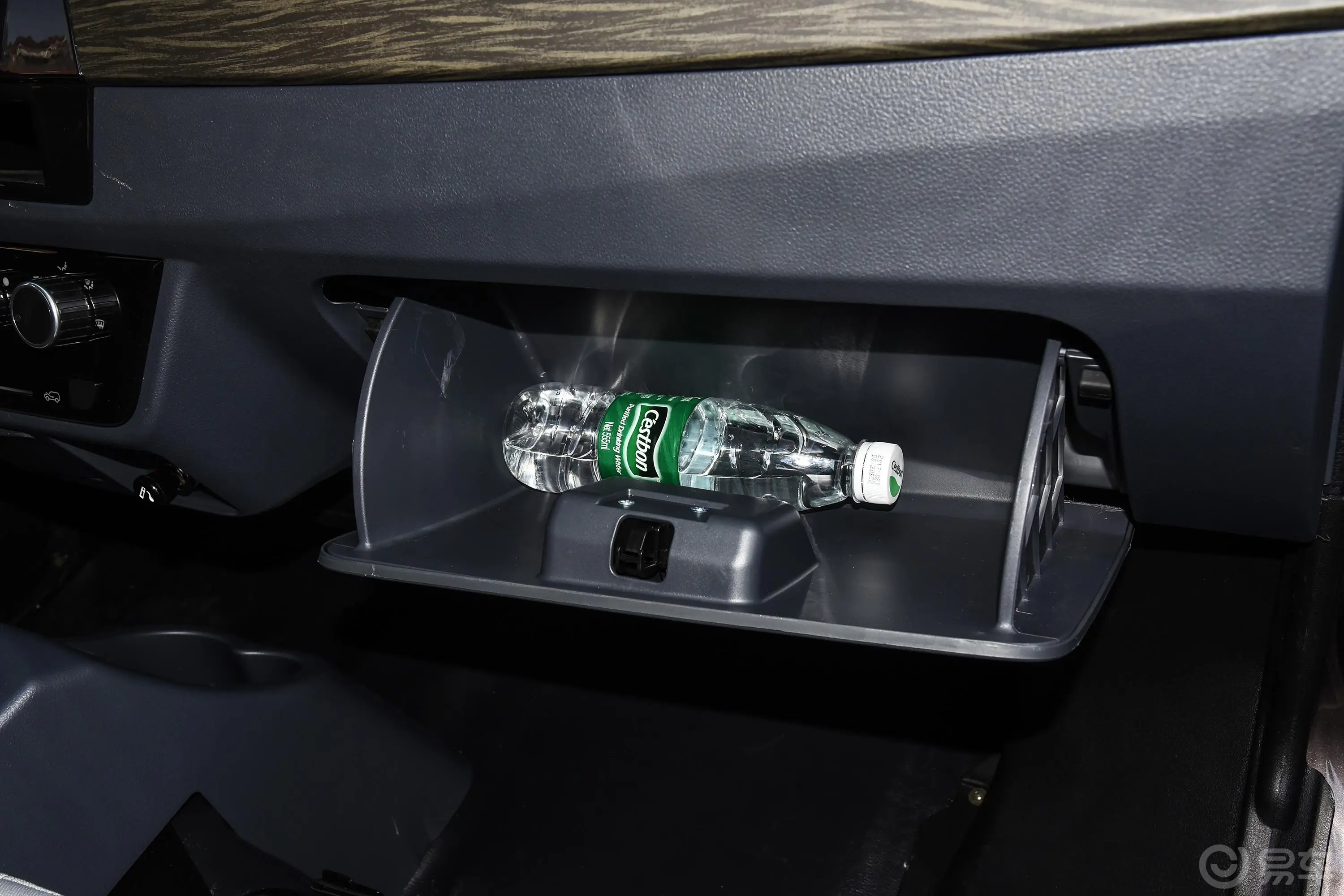 金杯小海狮X301.5L 手动 舒适型手套箱空间水瓶横置