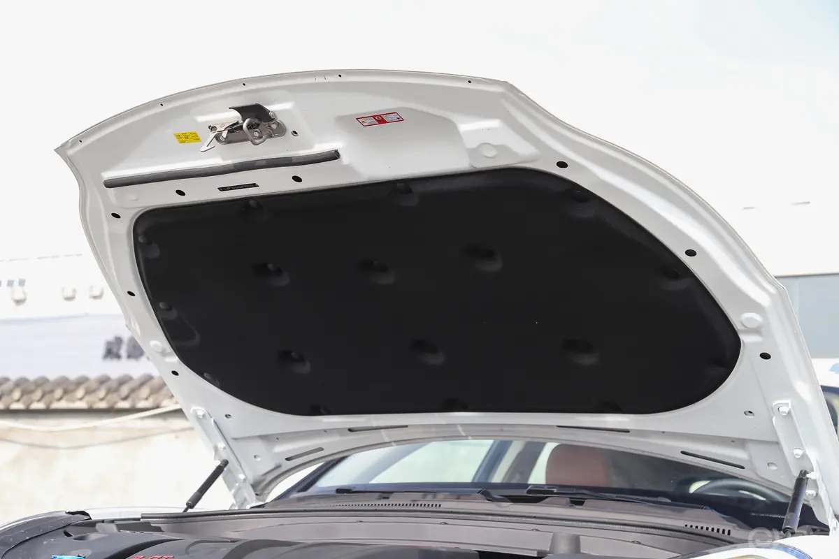 众泰SR92.0T 手动 极致之光版发动机舱盖内侧
