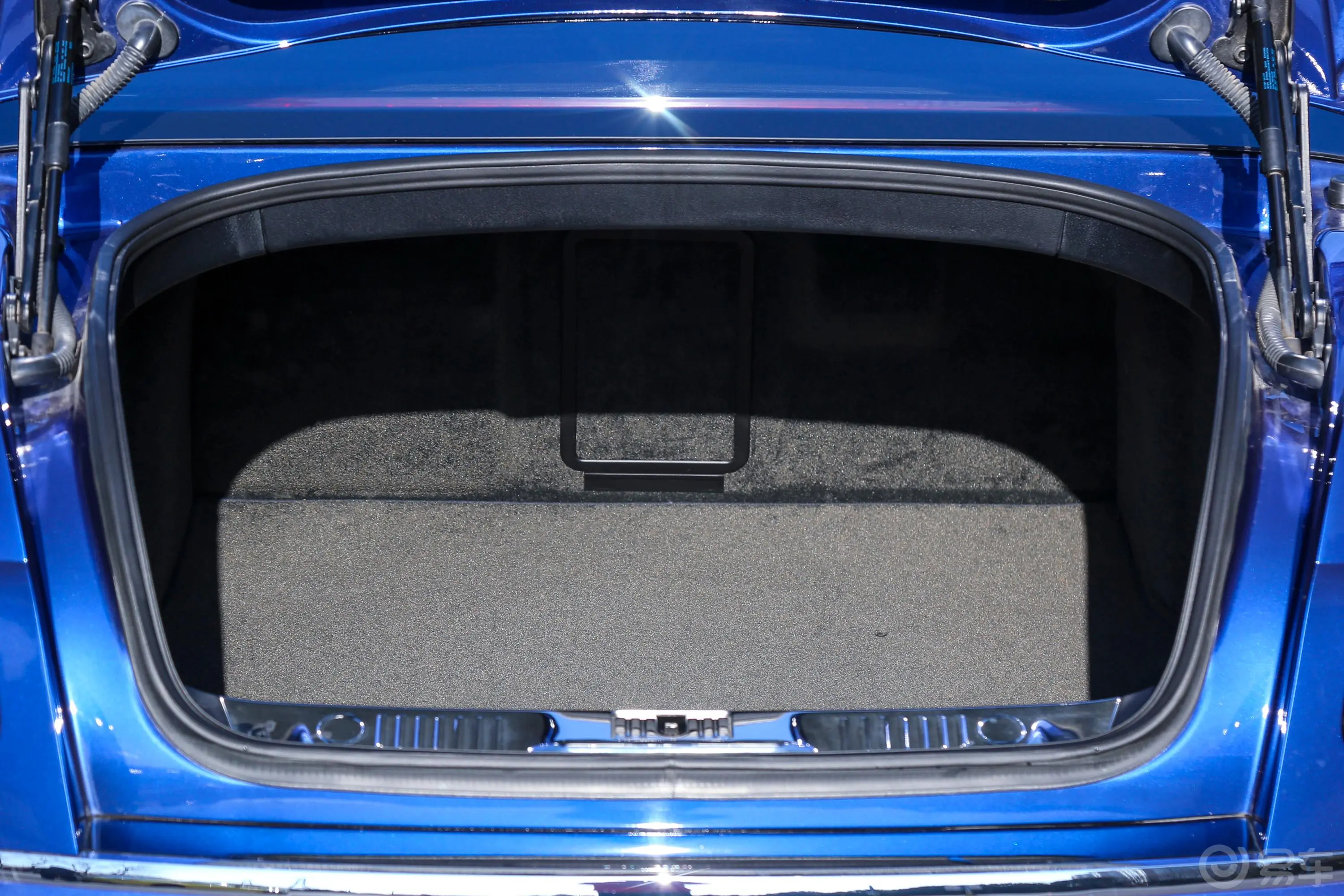 飞驰4.0T V8 S 标准版后备厢开启45度侧拍