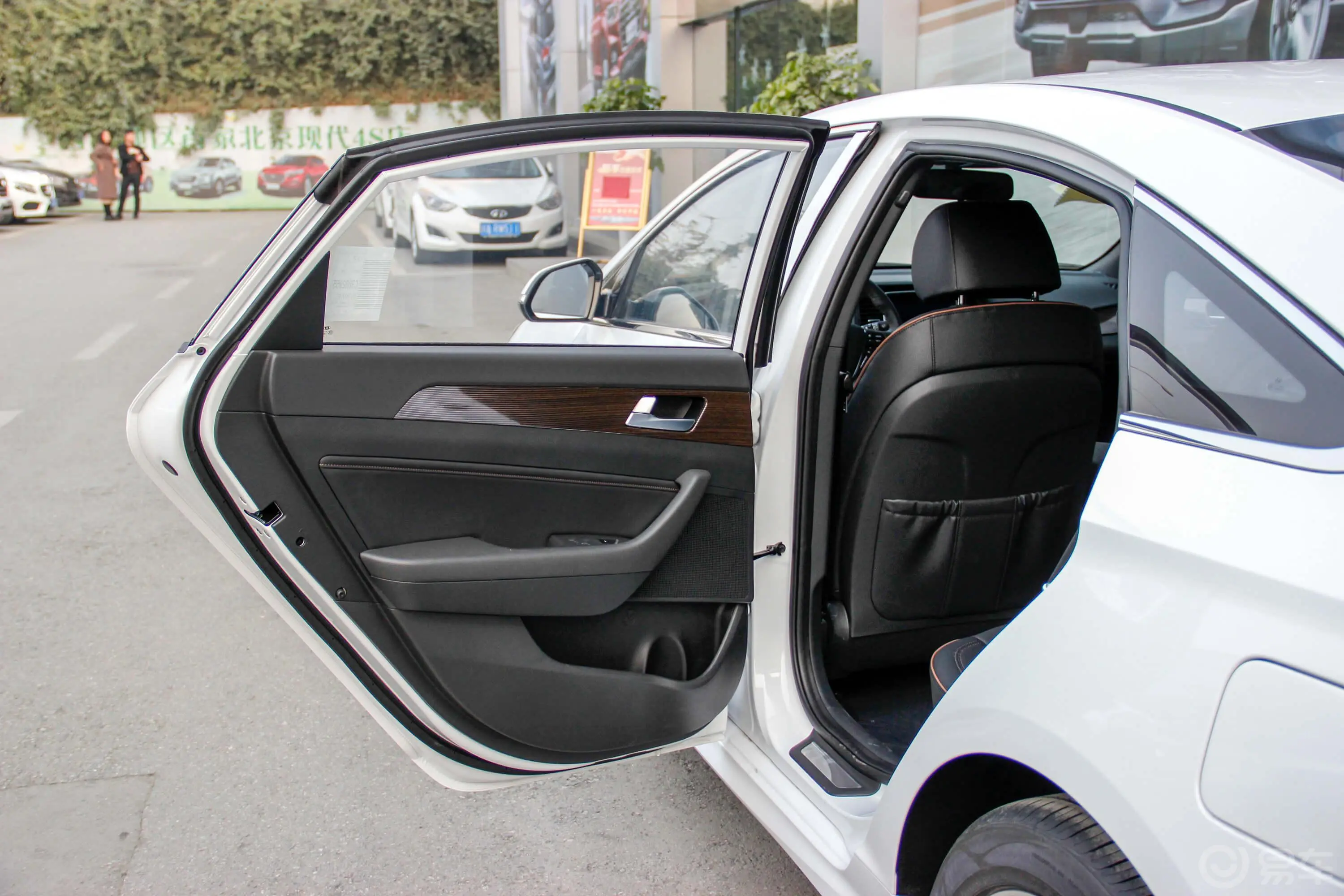 索纳塔1.6T 双离合 智能版驾驶员侧后车门