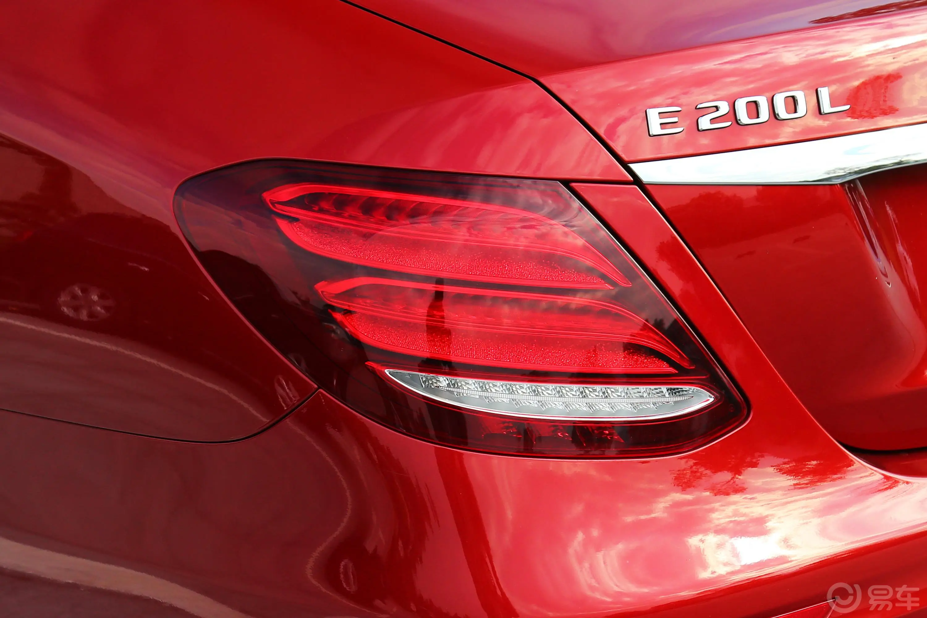 奔驰E级E 200 L 4MATIC  运动轿车尾灯侧45度俯拍