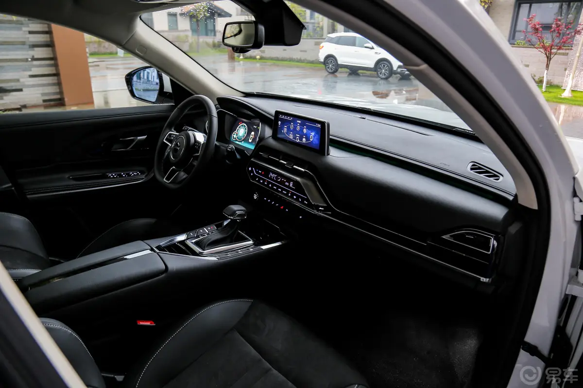 众泰T5001.5T 手自一体 智能互联旗舰版内饰全景副驾驶员方向