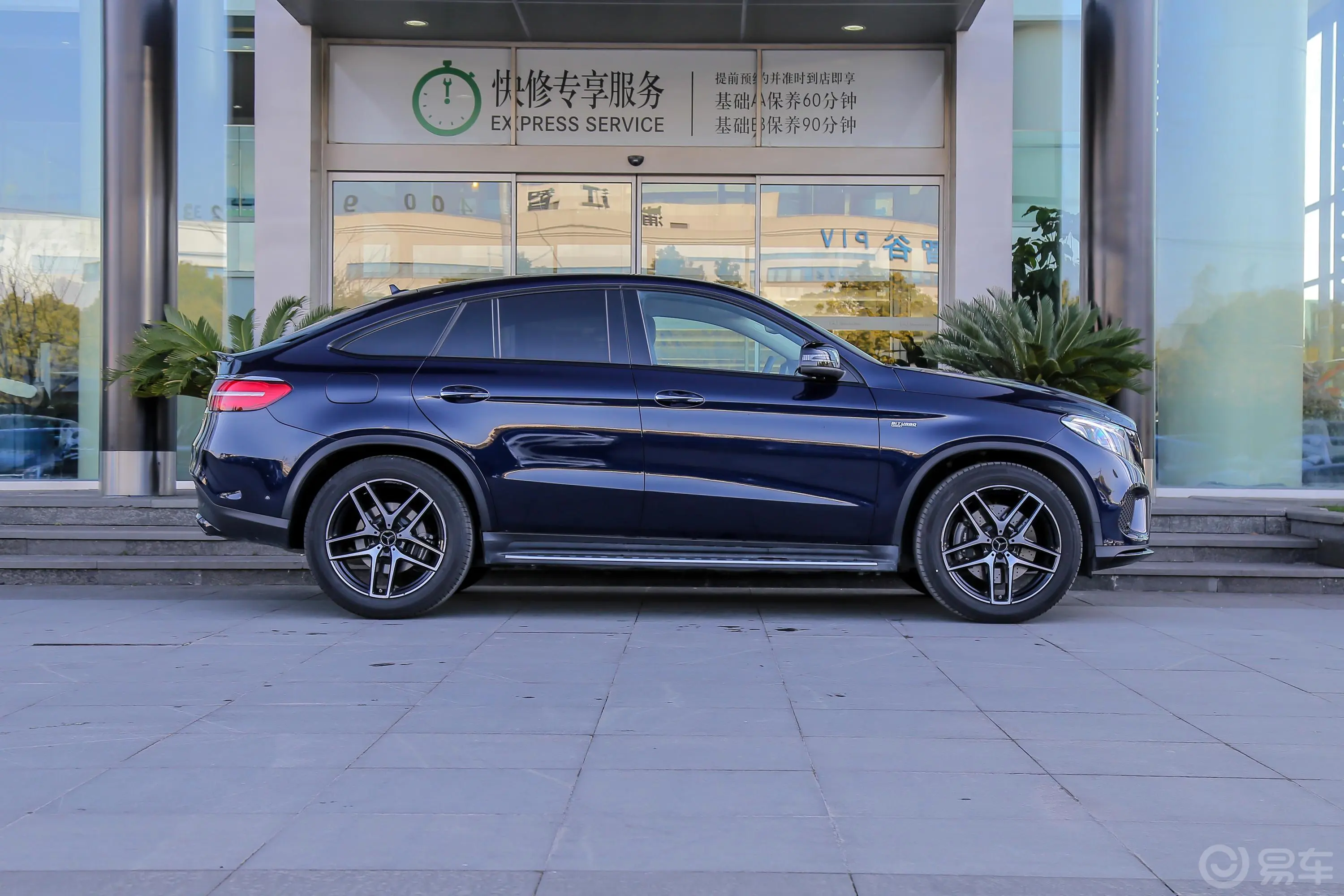 奔驰GLE轿跑 AMGGLE 43 4MATIC 轿跑SUV正侧车头向右水平