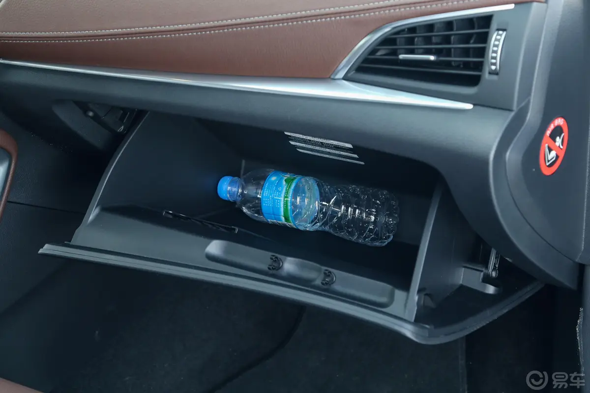 宝沃BX7TS 2.0T 四驱 至尊版 国V手套箱空间水瓶横置