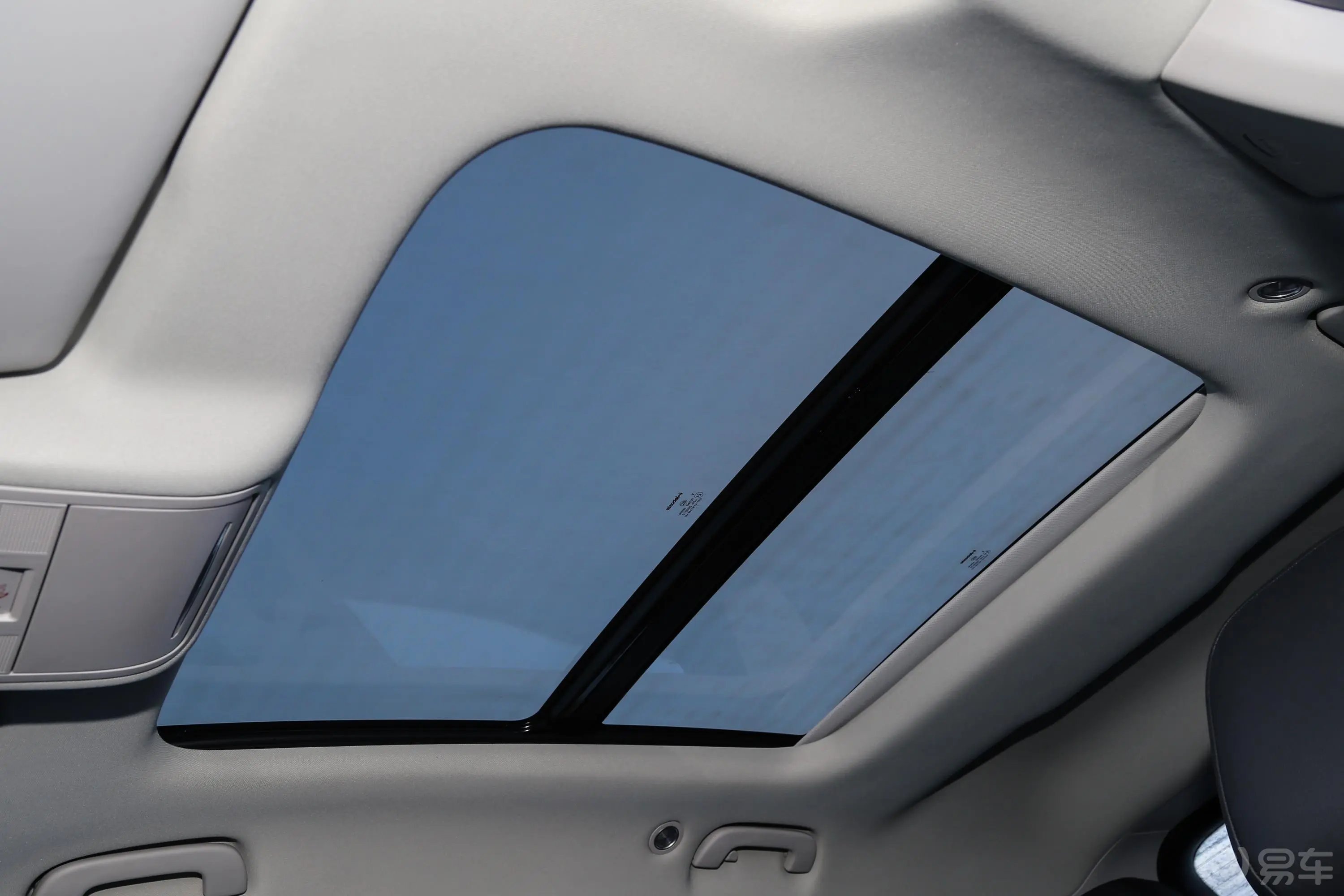 宝沃BX525T 四驱 风尚版天窗内拍关闭