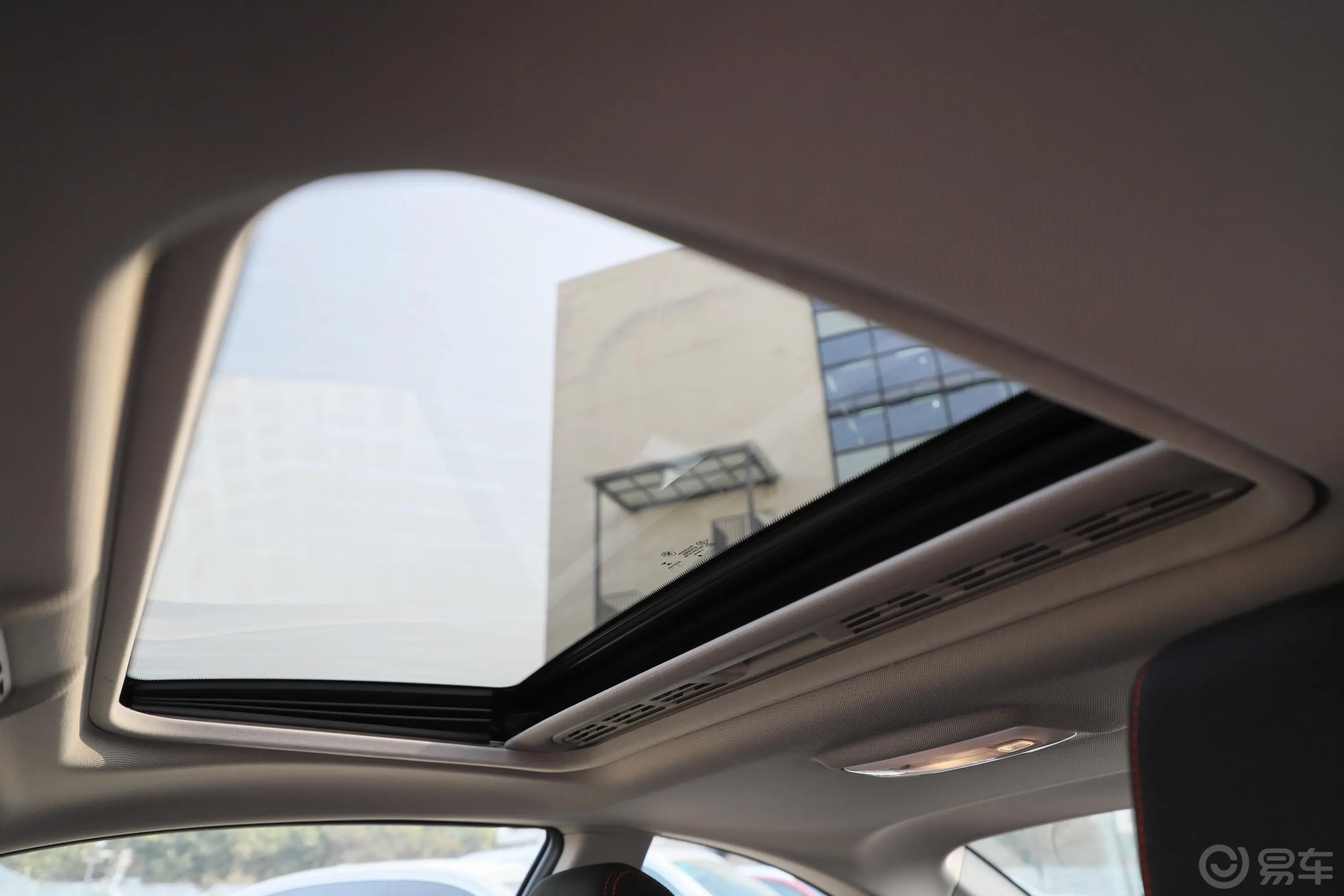 宝马2系双门轿跑车 220i 运动设计套装天窗内拍关闭