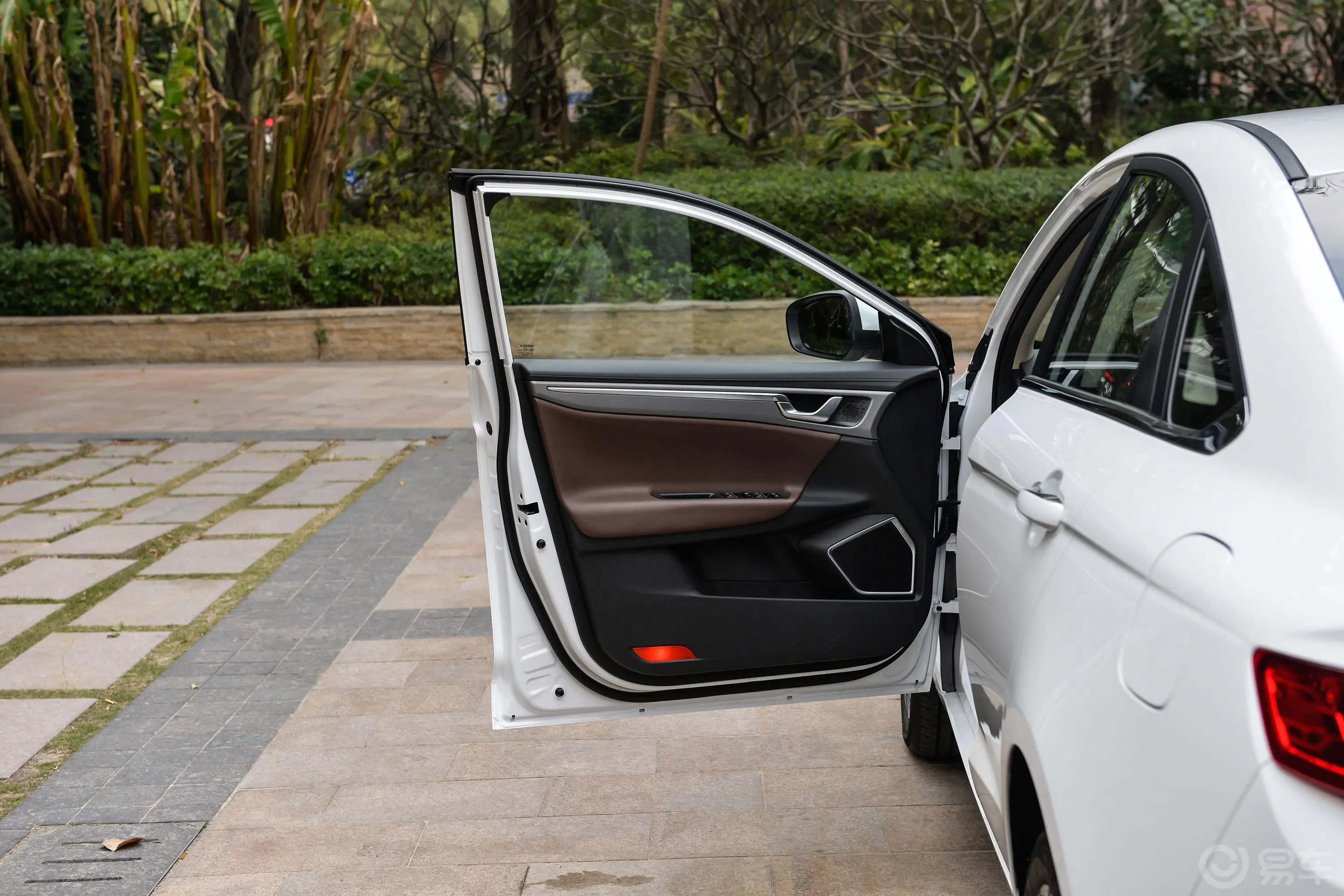 帝豪GL1.4T 双离合 尊贵智联版驾驶员侧前车门