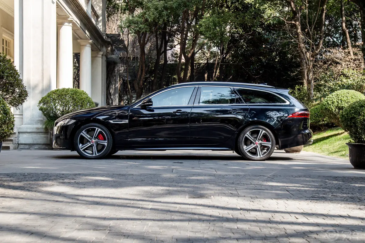 捷豹XFSPORTBRAKE 3.0T 四驱 S 高性能版正侧车头向左水平