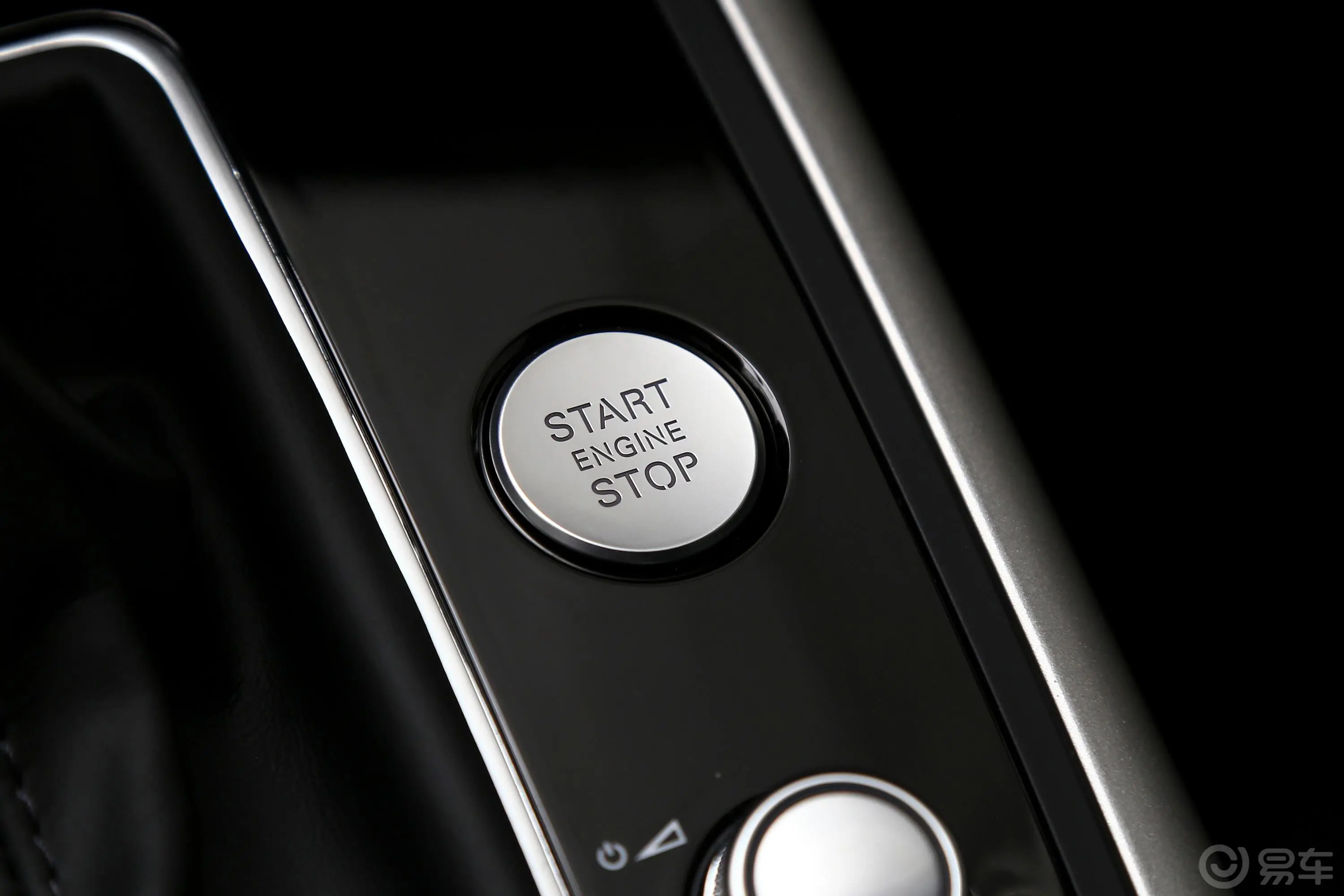 奥迪A740 TFSI quattro 技术版钥匙孔或一键启动按键