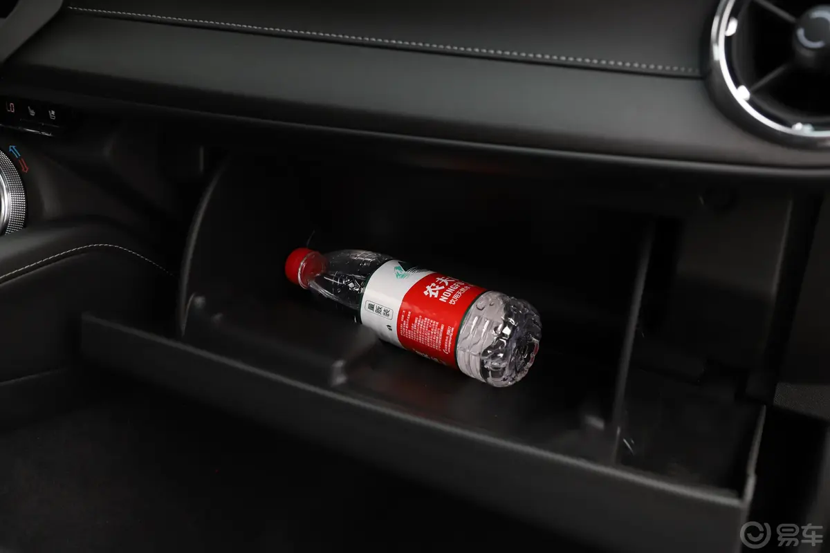科迈罗2.0T RS手套箱空间水瓶横置