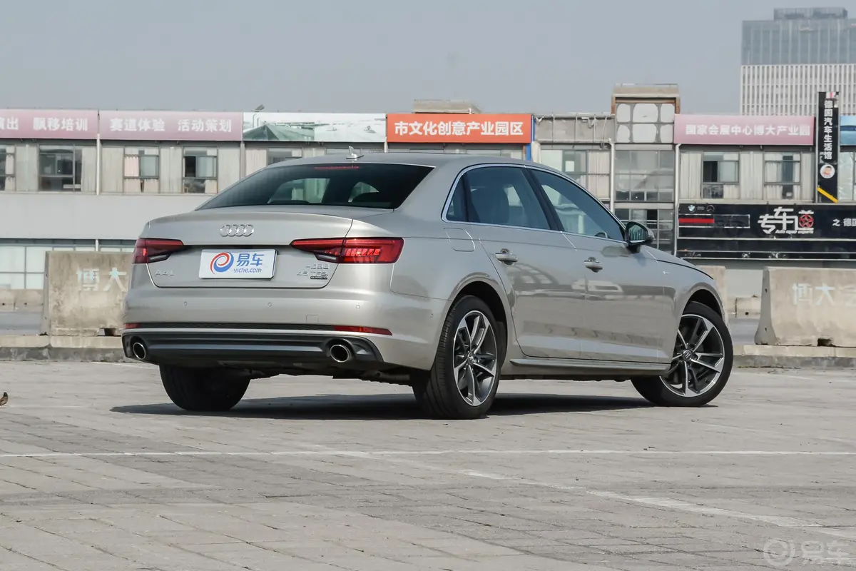 奥迪A4L30周年版 45 TFSI quattro运动版侧后45度车头向右水平