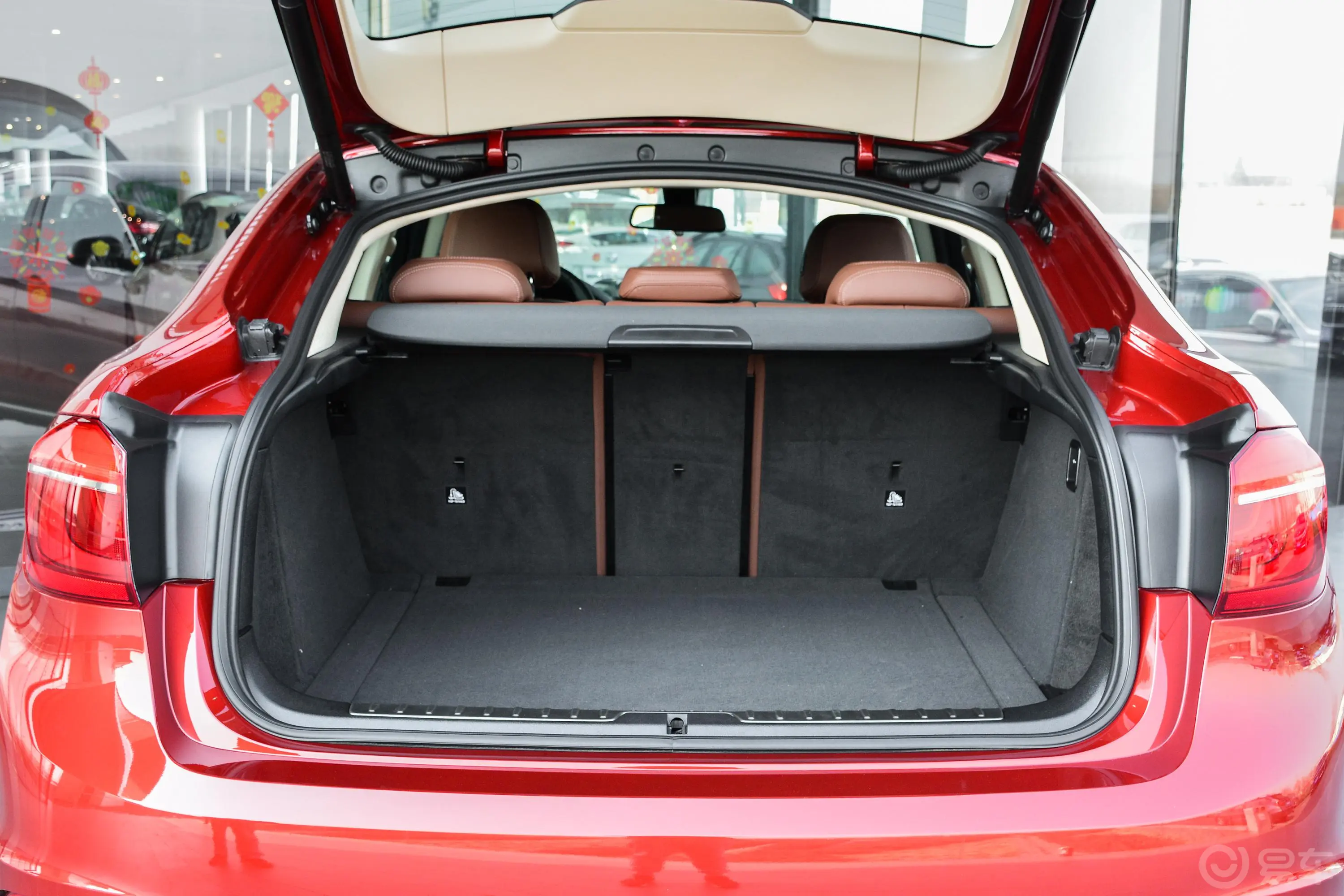 宝马X6xDrive35i 领先版后备厢空间特写
