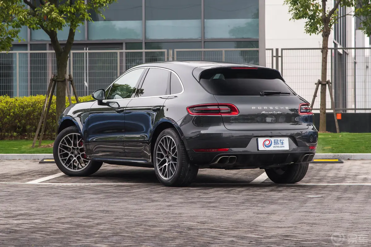 MacanMacan Turbo 3.6T侧后45度车头向左水平