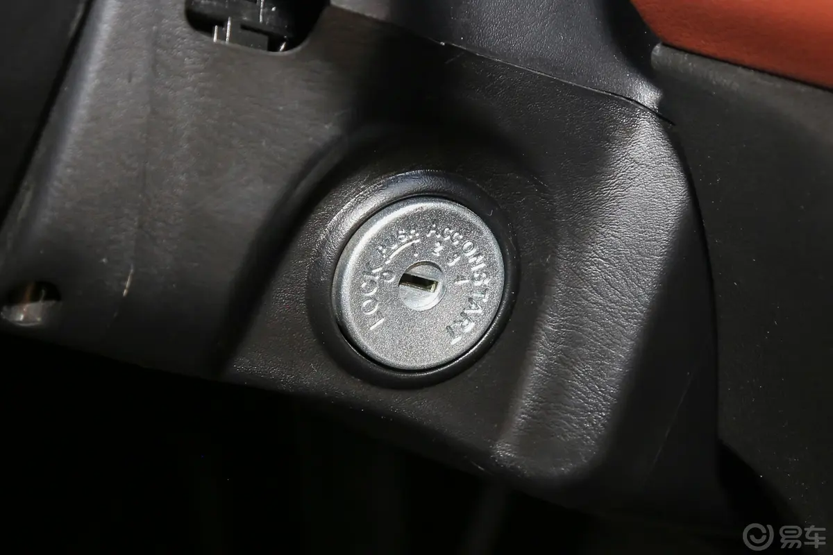 锐骐长货箱 2.5T 手动 四驱 豪华版 柴油 国V钥匙孔或一键启动按键