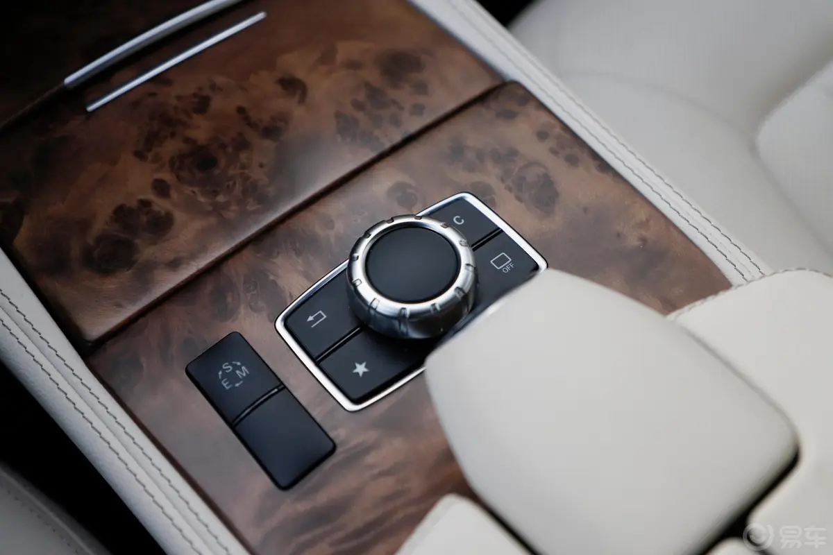 奔驰CLSCLS 400 4MATIC 逸彩版内饰