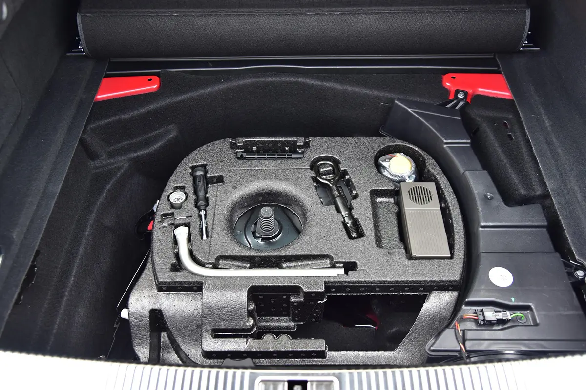 奥迪RS 74.0T Sportback Performance空间