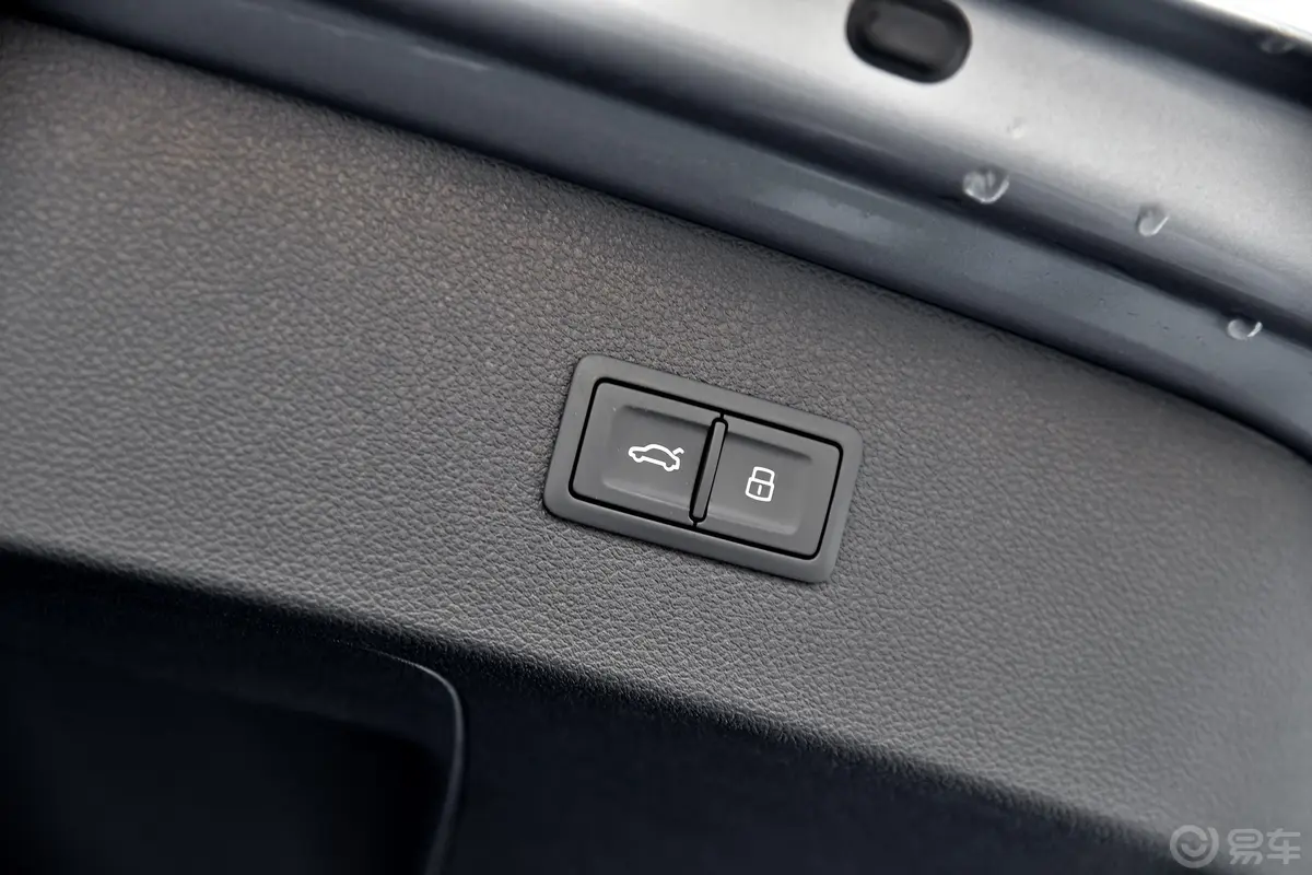 奥迪A750 TFSI quattro 舒适版电动尾门按键（手动扶手）