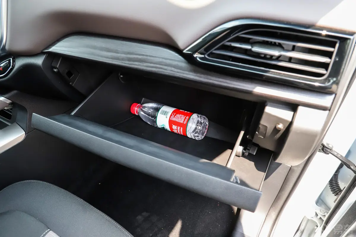 中华V61.5T 手动 精英版手套箱空间水瓶横置