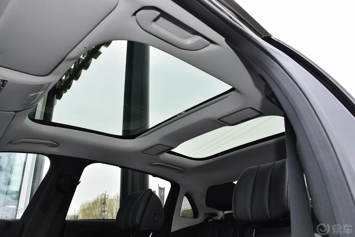 奔驰E级改款 E 300 L 豪华版 运动轿车天窗内拍关闭