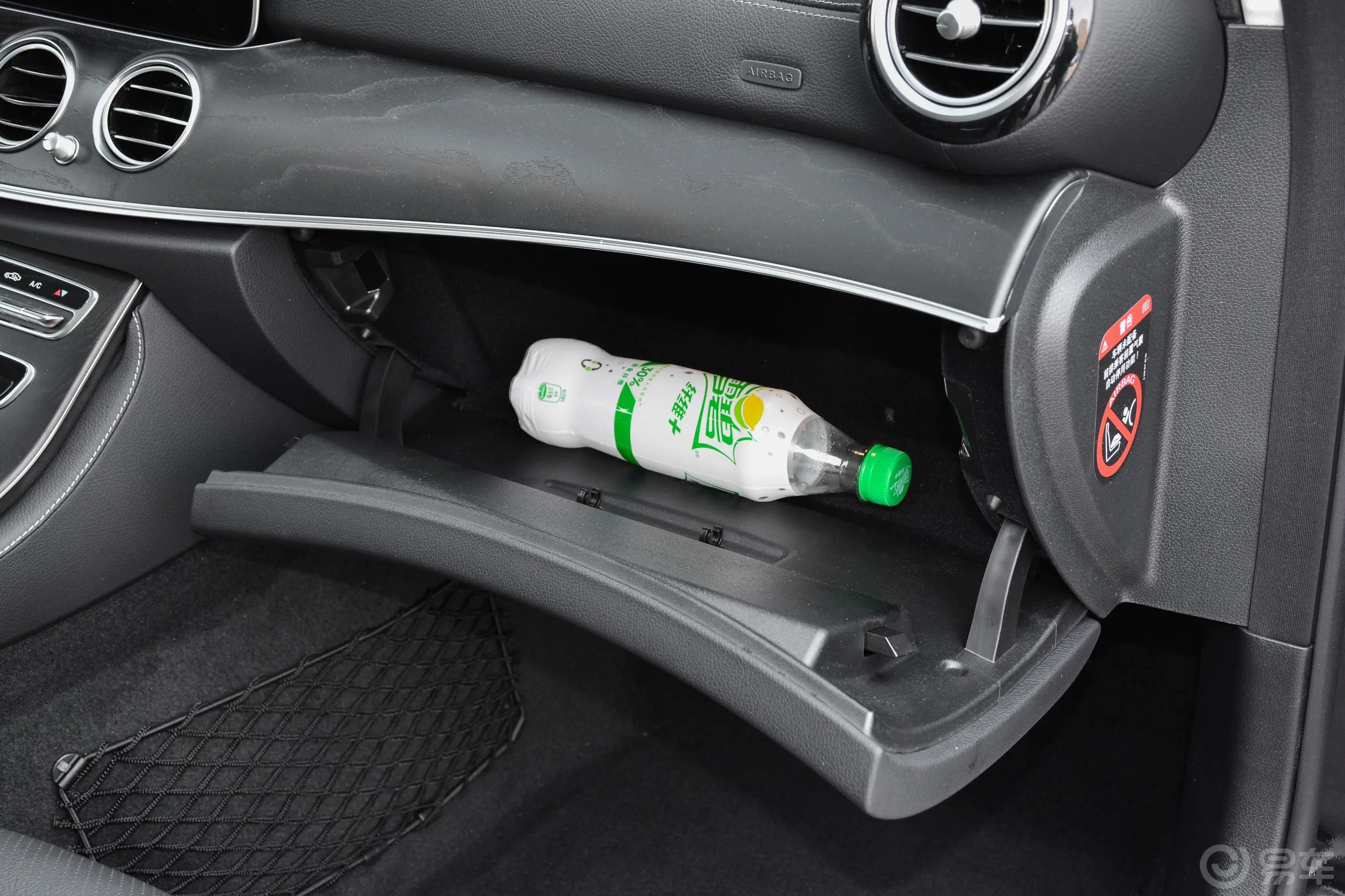 奔驰E级改款 E 300 L 豪华版 运动轿车手套箱空间水瓶横置