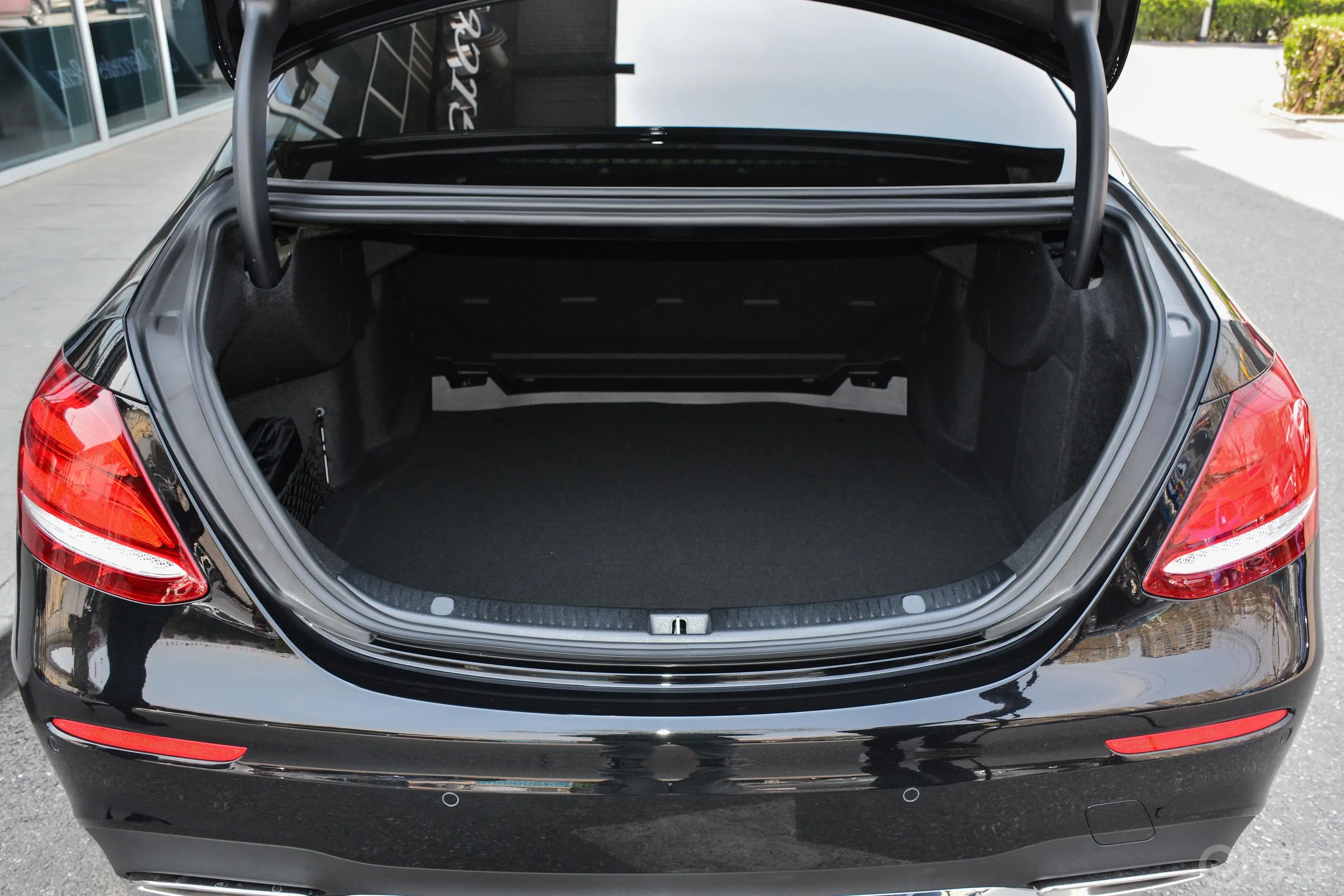 奔驰E级改款 E 300 L 豪华版 运动轿车后备厢空间特写