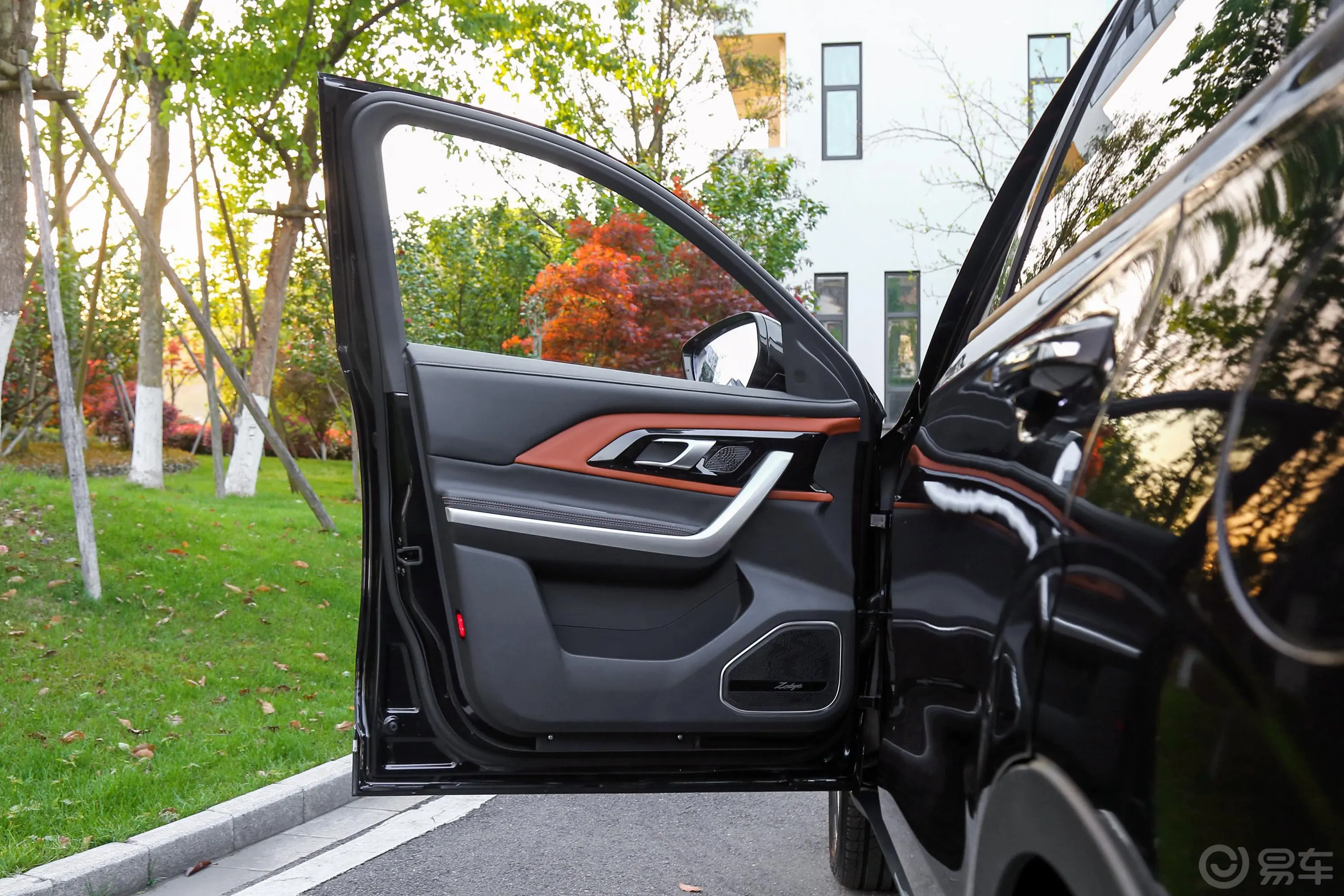 众泰T5001.5T 手自一体 智能互联尊贵版驾驶员侧前车门