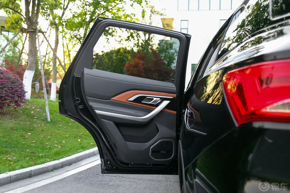 众泰T5001.5T 手自一体 智能互联尊贵版驾驶员侧后车门