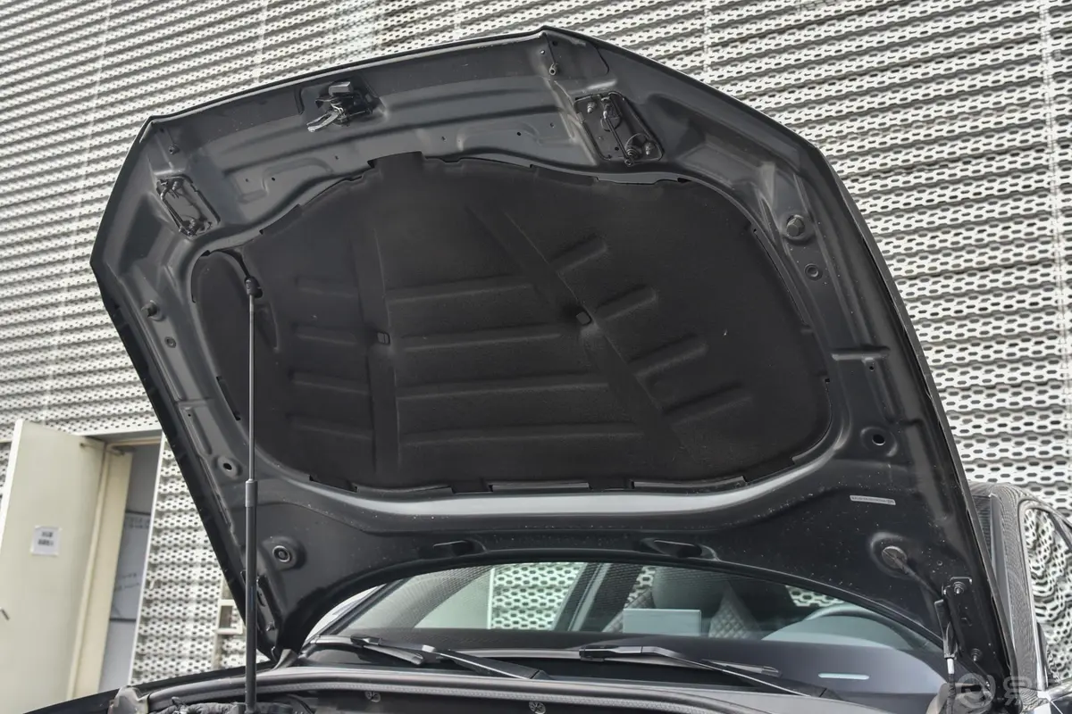 奥迪S3改款 2.0T Limousine发动机舱盖内侧