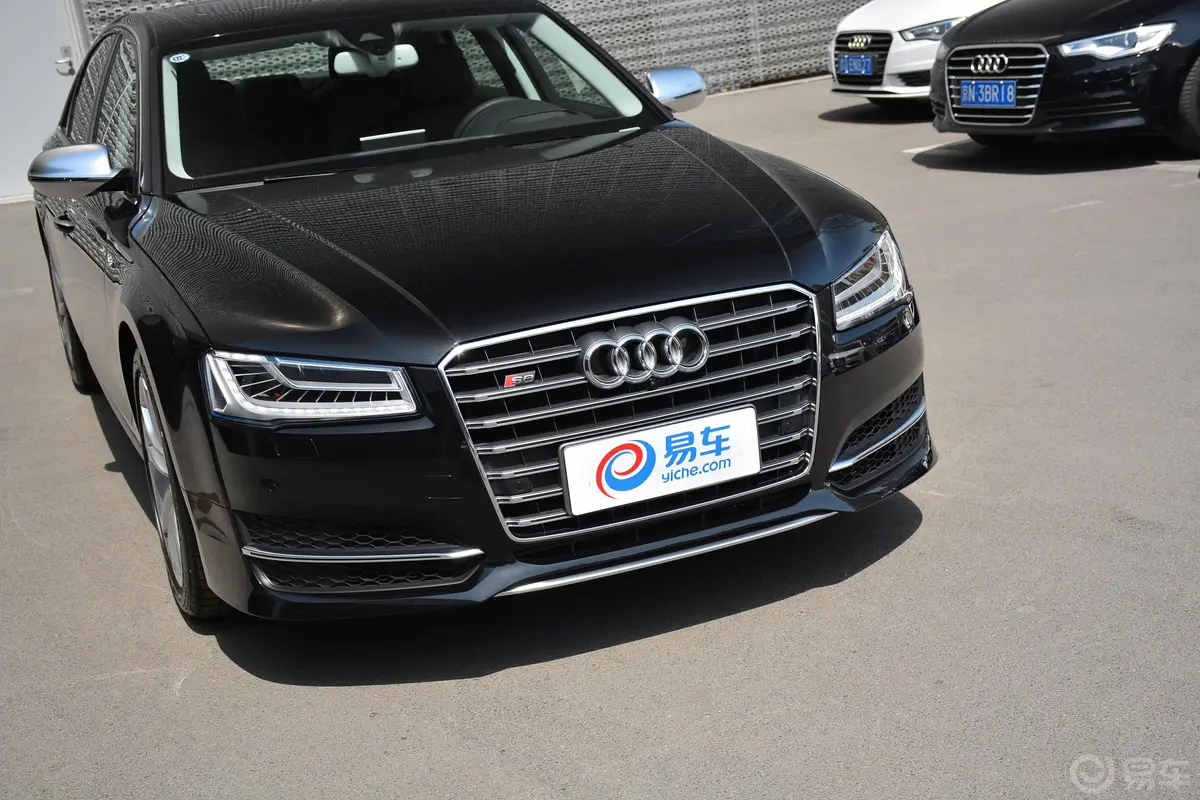 奥迪S84.0TFSI quattro前格栅侧俯拍