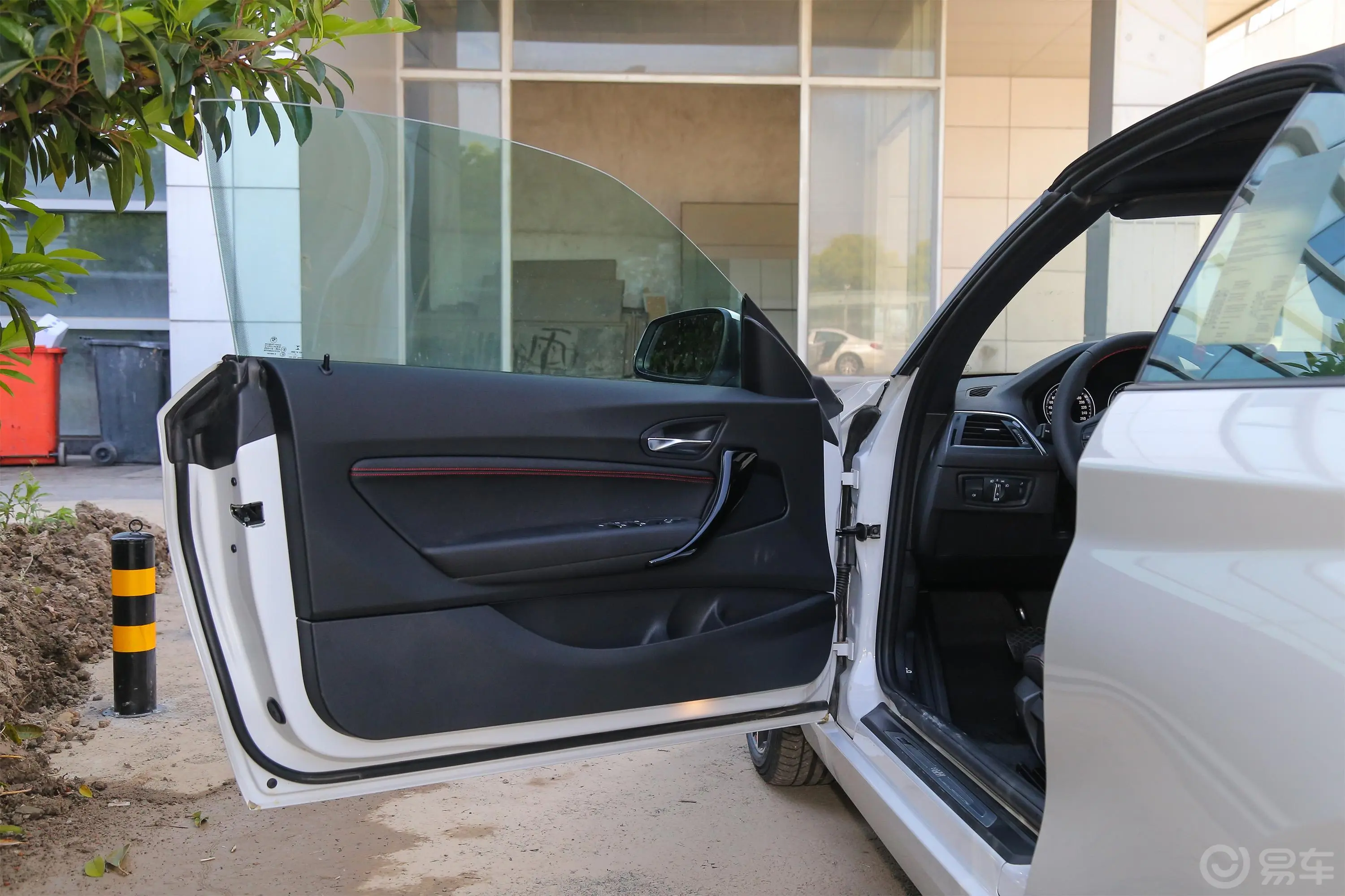 宝马2系敞篷轿跑车 220i 运动设计套装驾驶员侧前车门