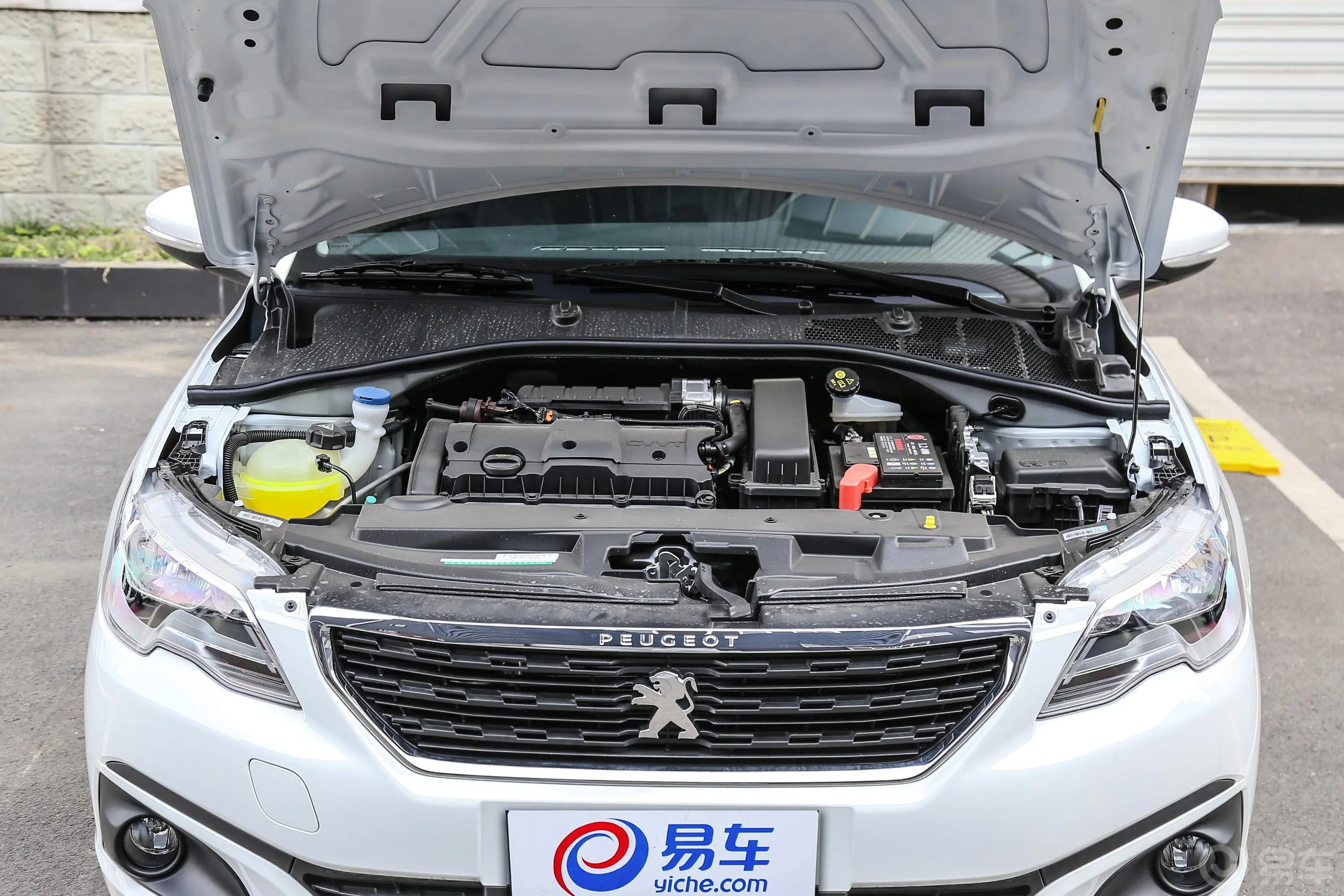 标致3011.6L 手动 舒适版发动机舱整体