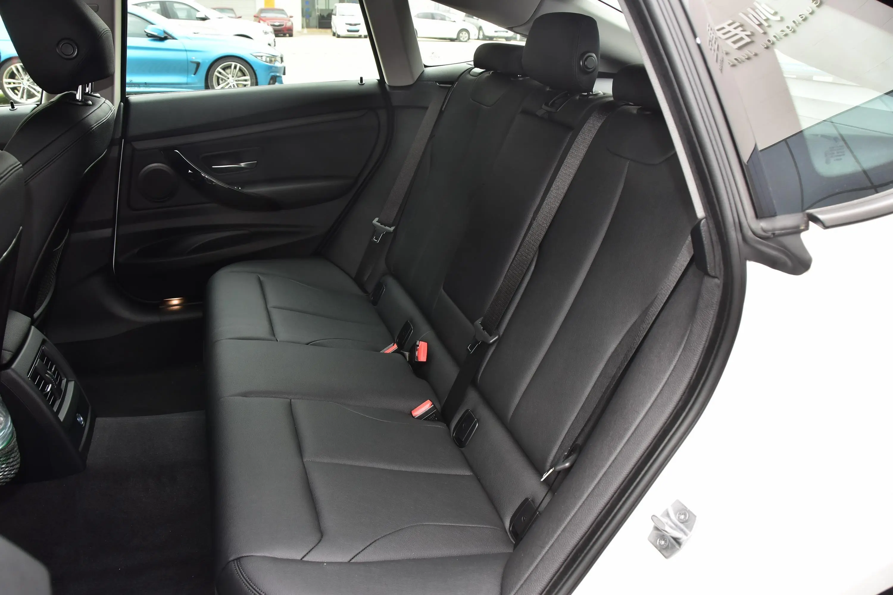 宝马3系GT320i 豪华设计套装后排座椅