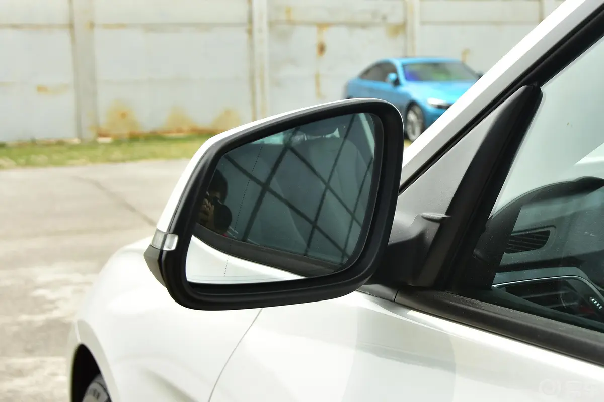 宝马3系GT320i 豪华设计套装后视镜镜面