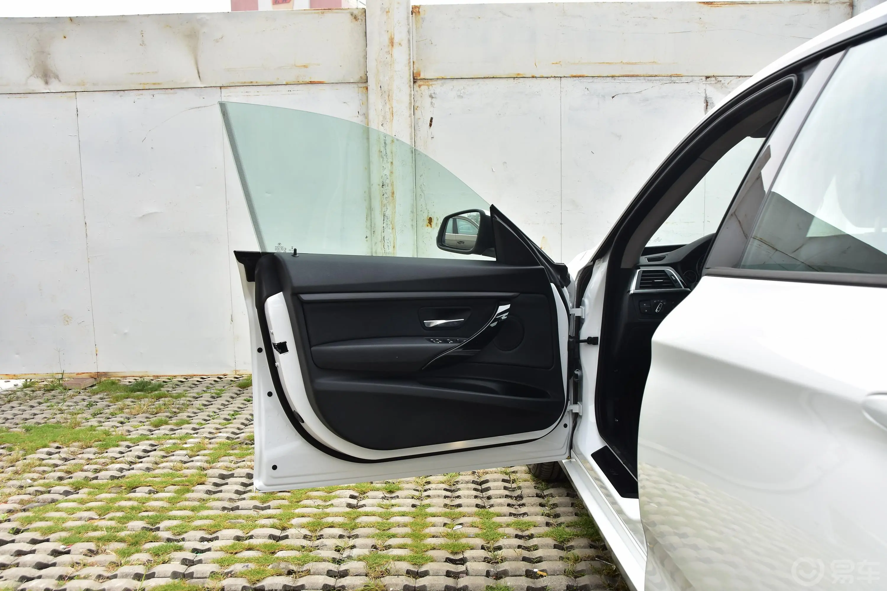 宝马3系GT320i 豪华设计套装驾驶员侧前车门