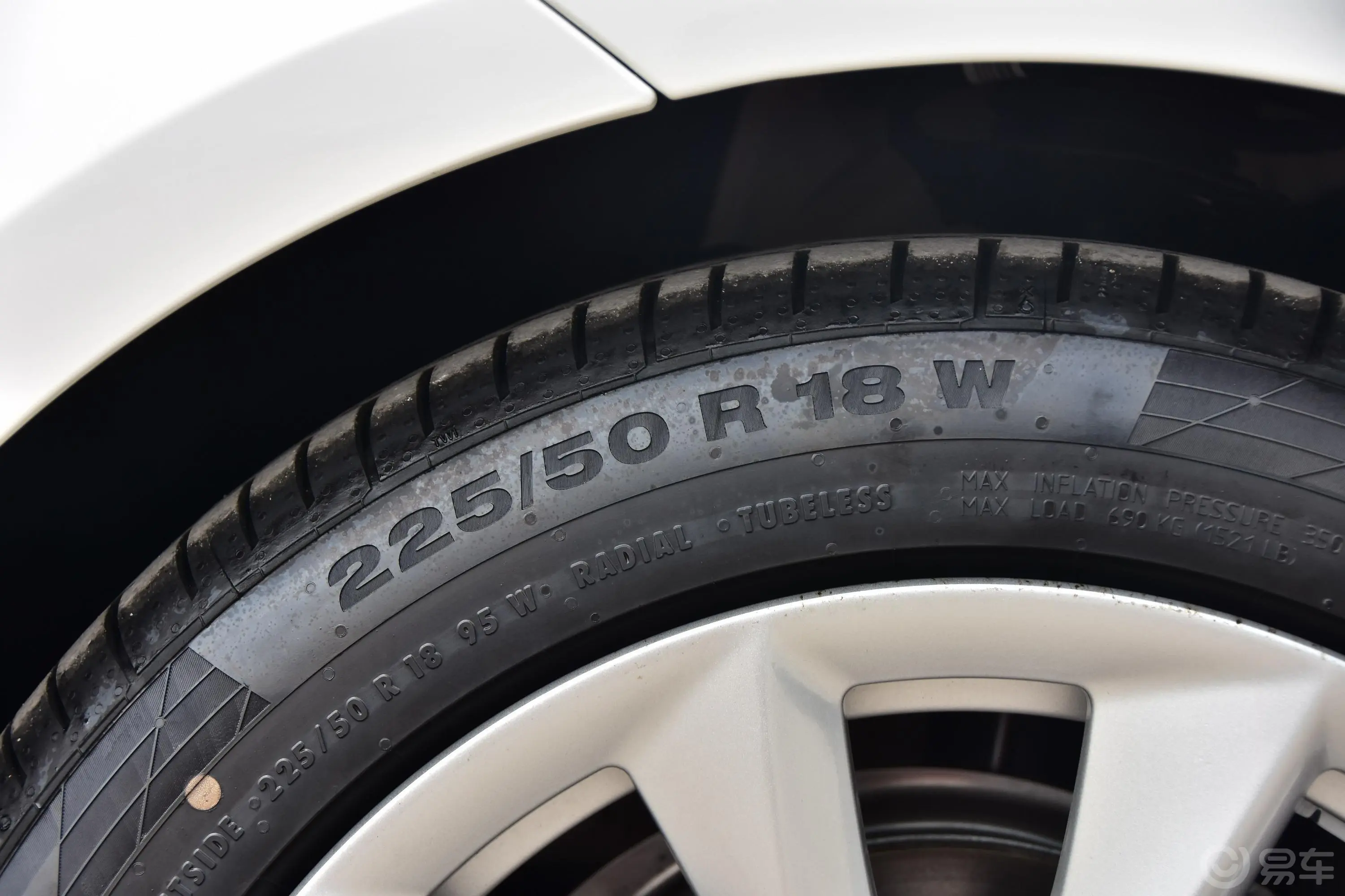 宝马3系GT320i 豪华设计套装前轮毂造型