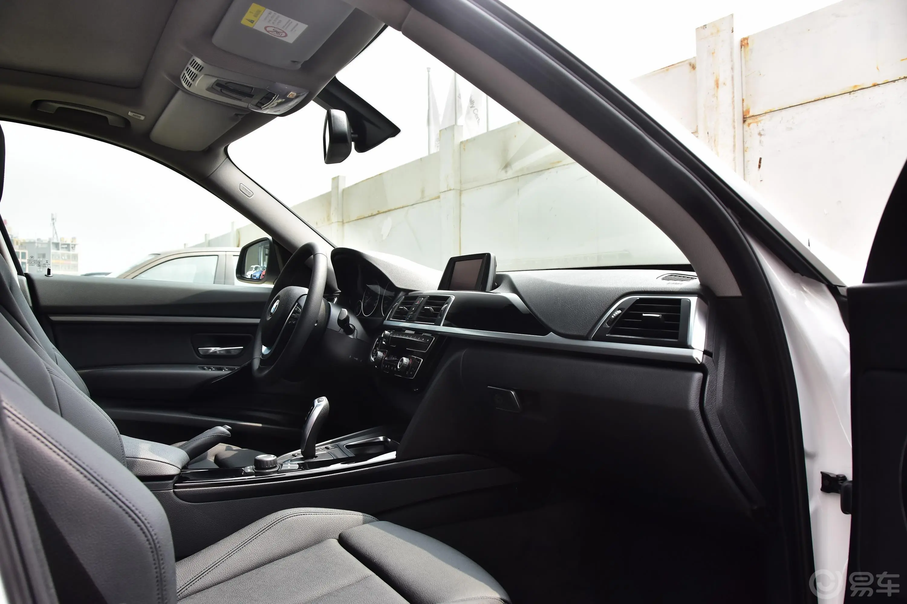 宝马3系GT320i 豪华设计套装内饰全景副驾驶员方向