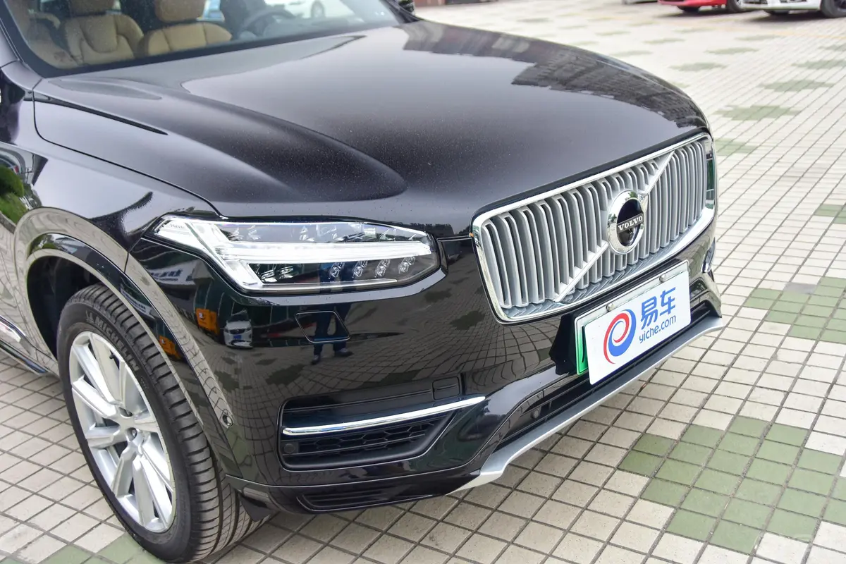 沃尔沃XC90 RECHARGET8 智尊版 国Ⅵ前格栅侧俯拍