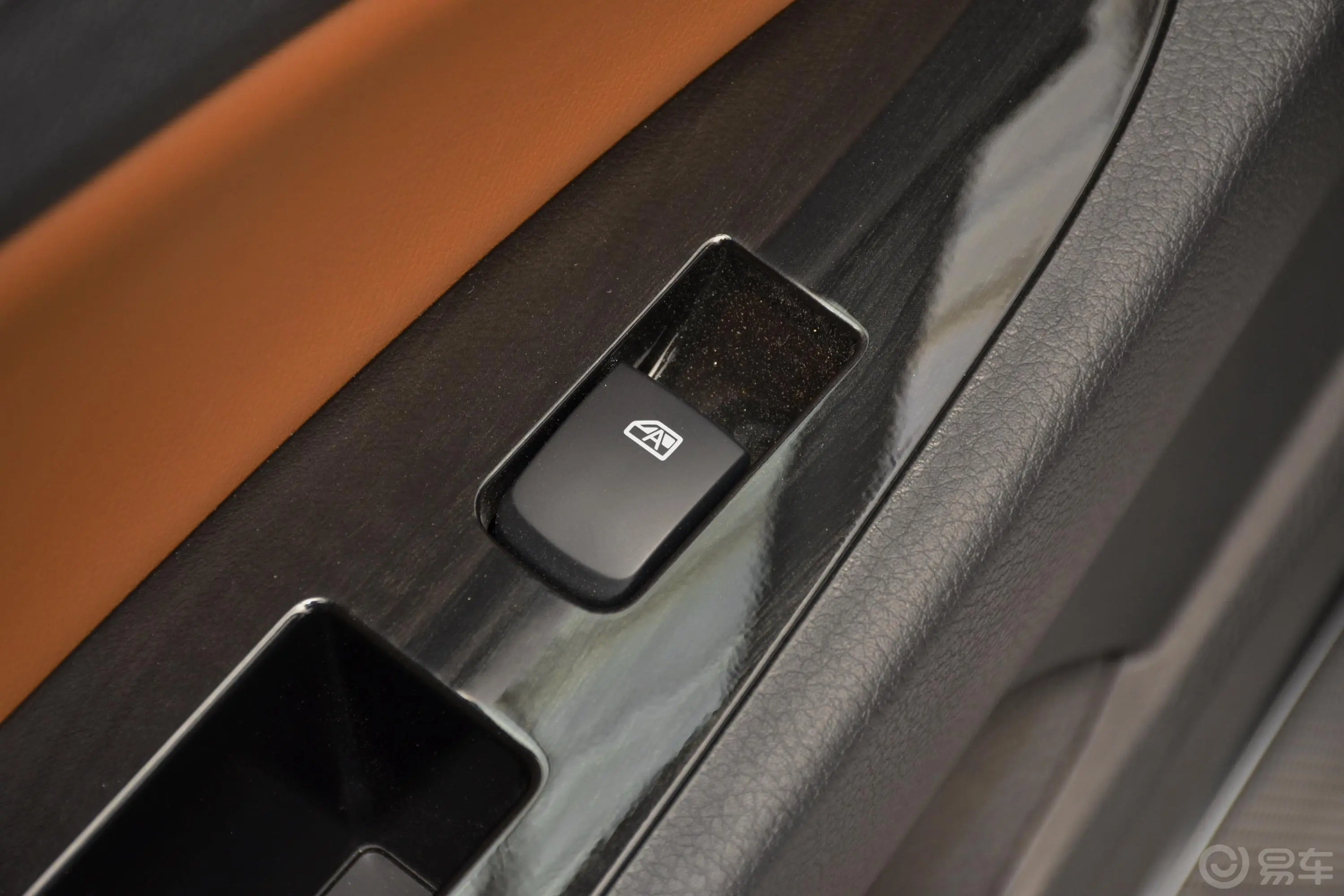 秦新能源EV450 智联锋尚版后车窗调节