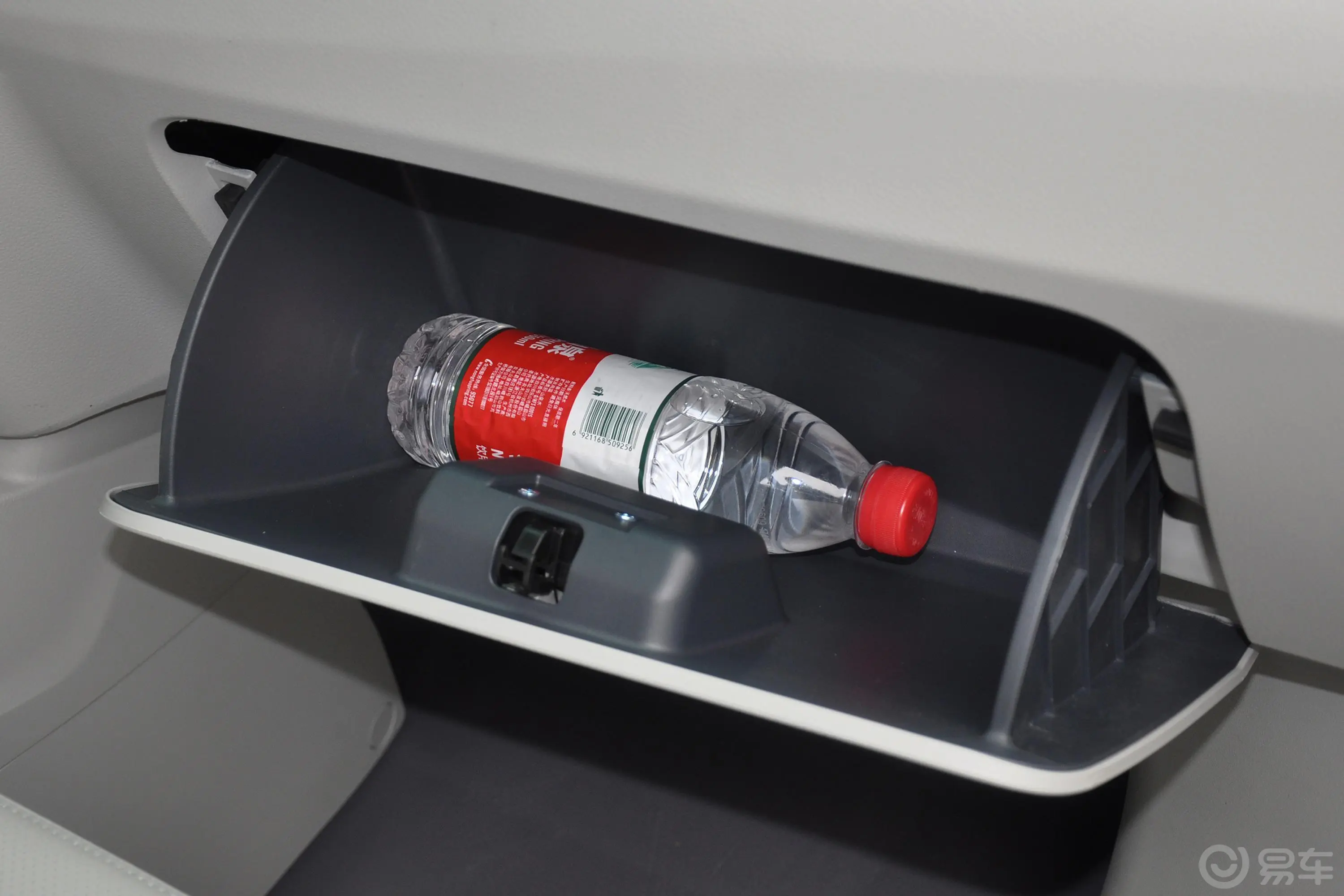 金杯新海狮X30L1.5L 手动 商务版 国V手套箱空间水瓶横置