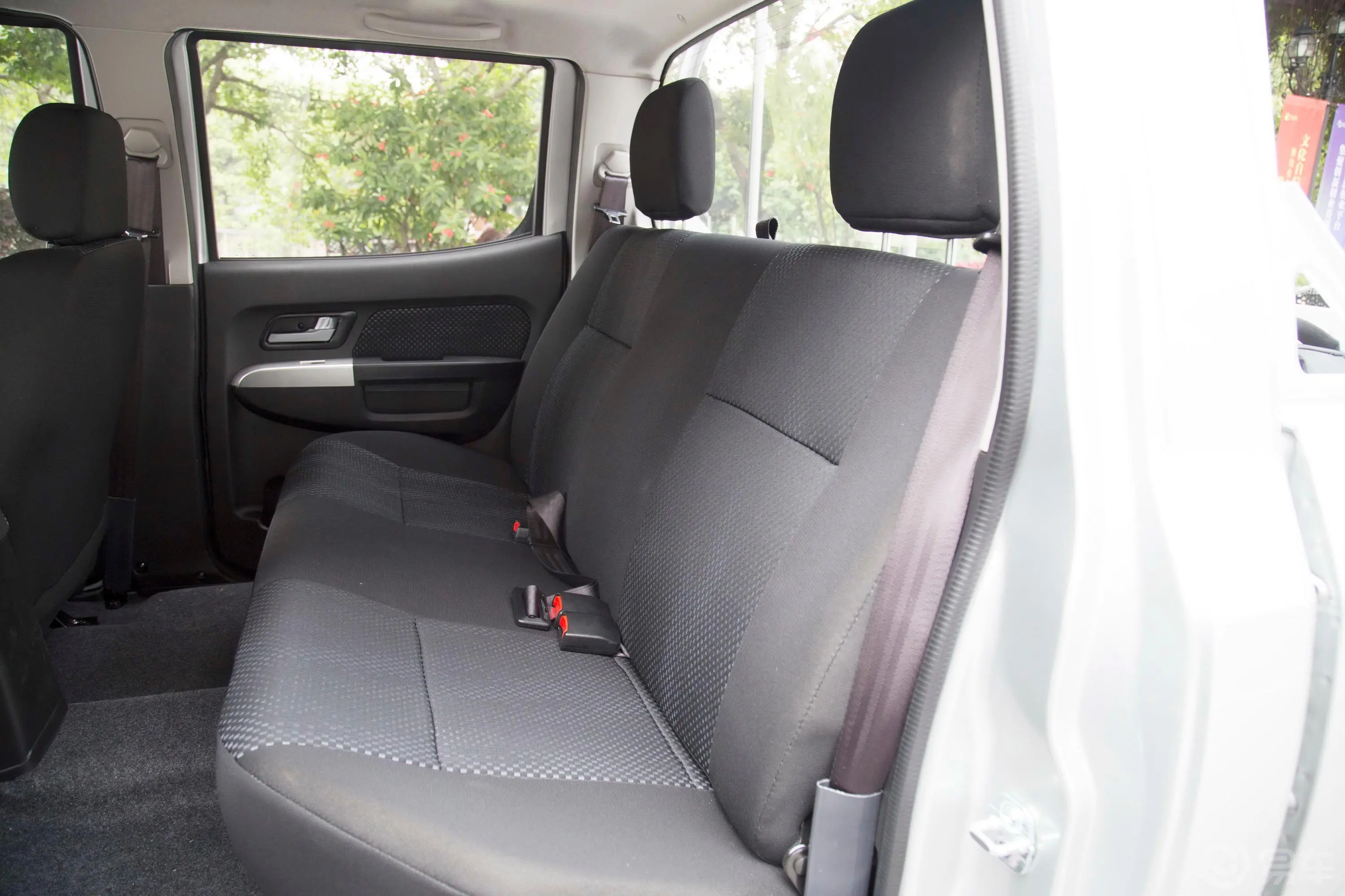 锐骐标箱 2.4L 手动 两驱 标准版 汽油 国V后排座椅