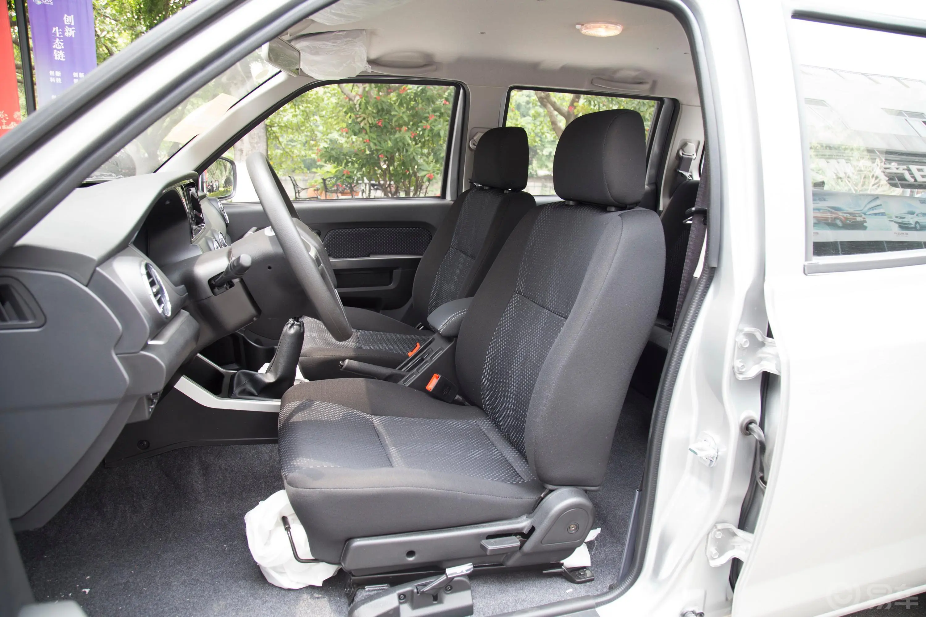 锐骐标箱 2.4L 手动 两驱 标准版 汽油 国V驾驶员座椅
