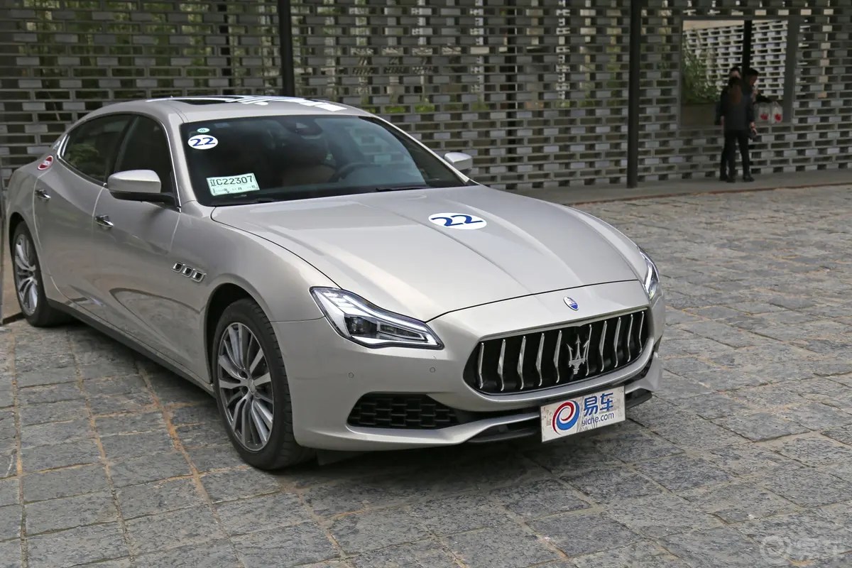 Quattroporte350Hp 标准版 国VI前格栅侧俯拍