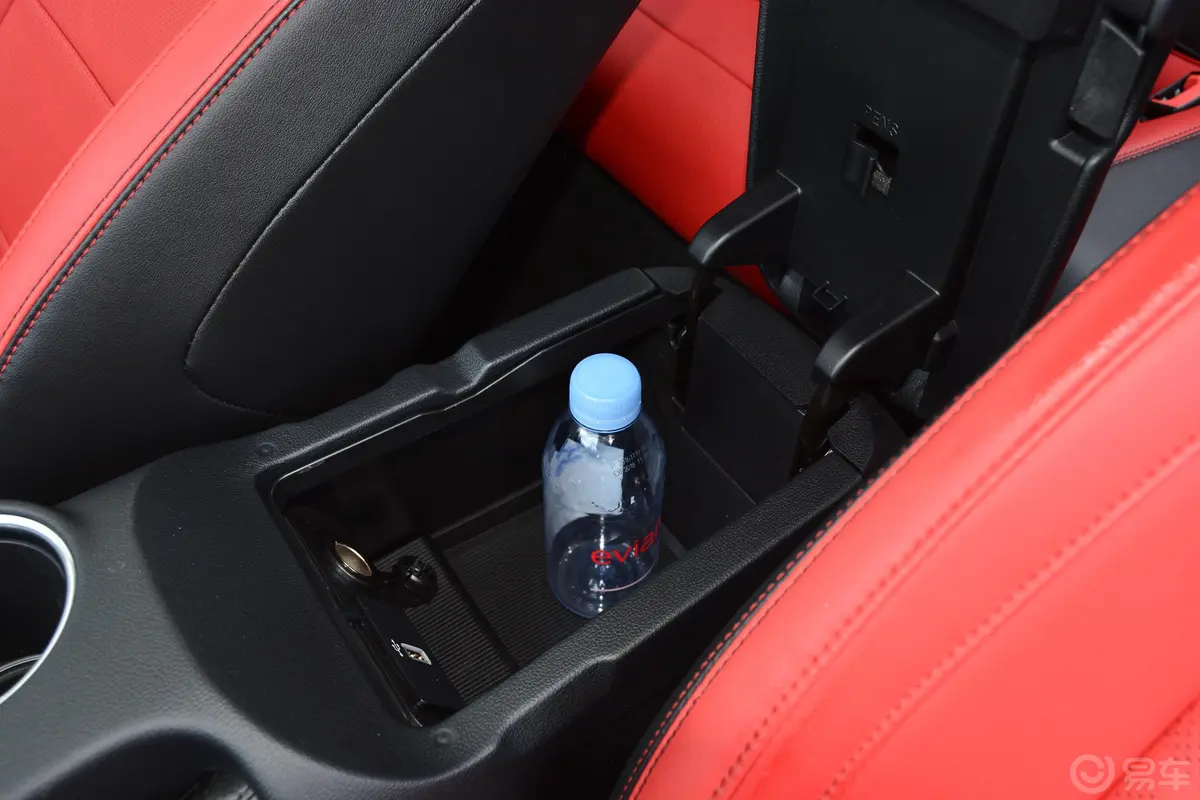 Mustang5.0L V8 GT前排扶手箱储物格