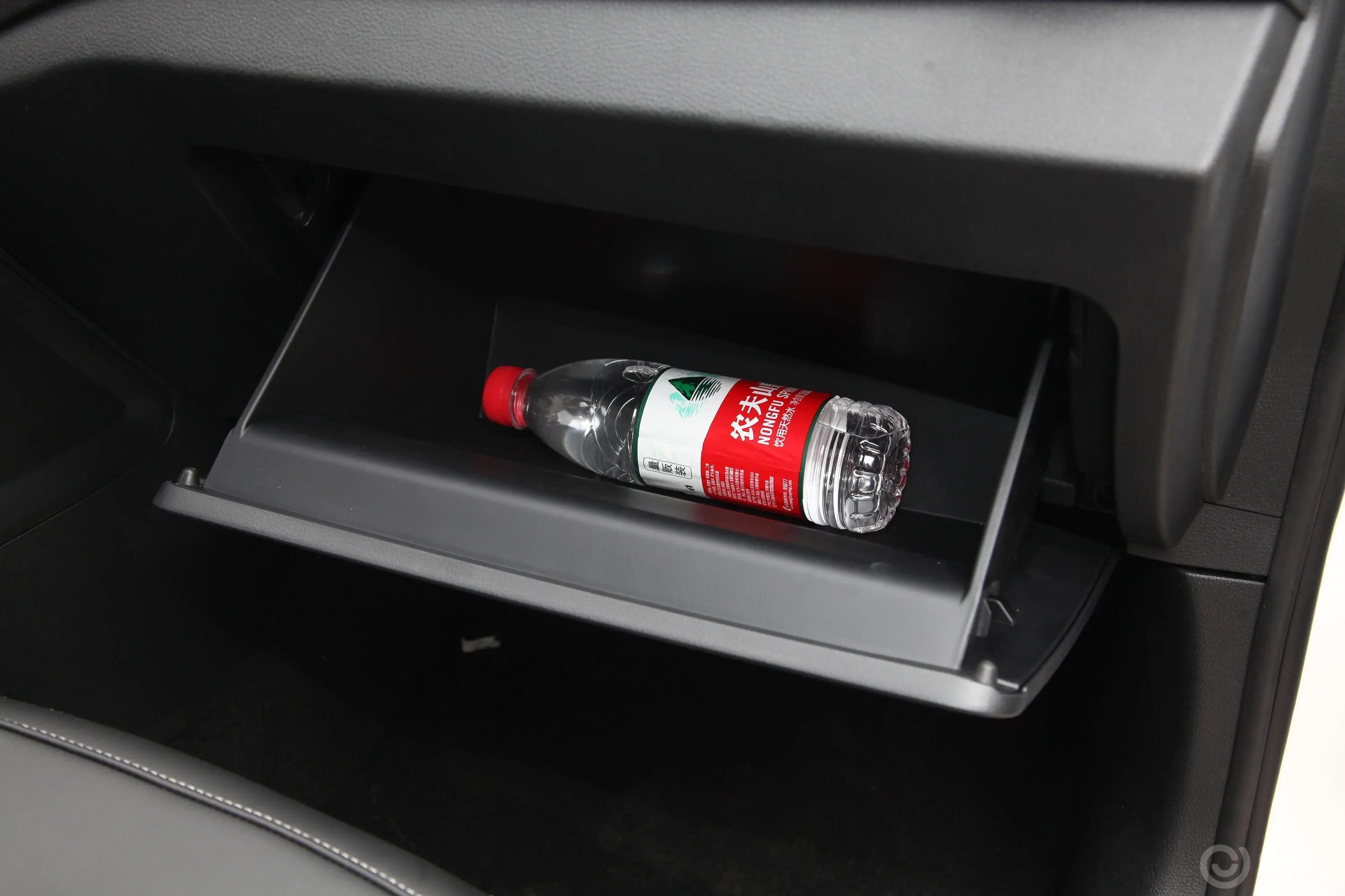 奔腾X40网红版 1.6L 手动 互联智酷版手套箱空间水瓶横置