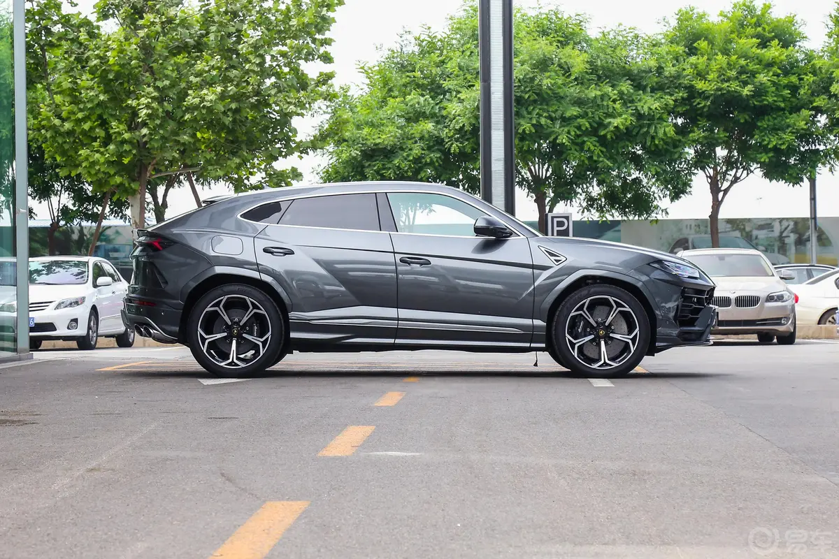 Urus4.0T V8正侧车头向右水平