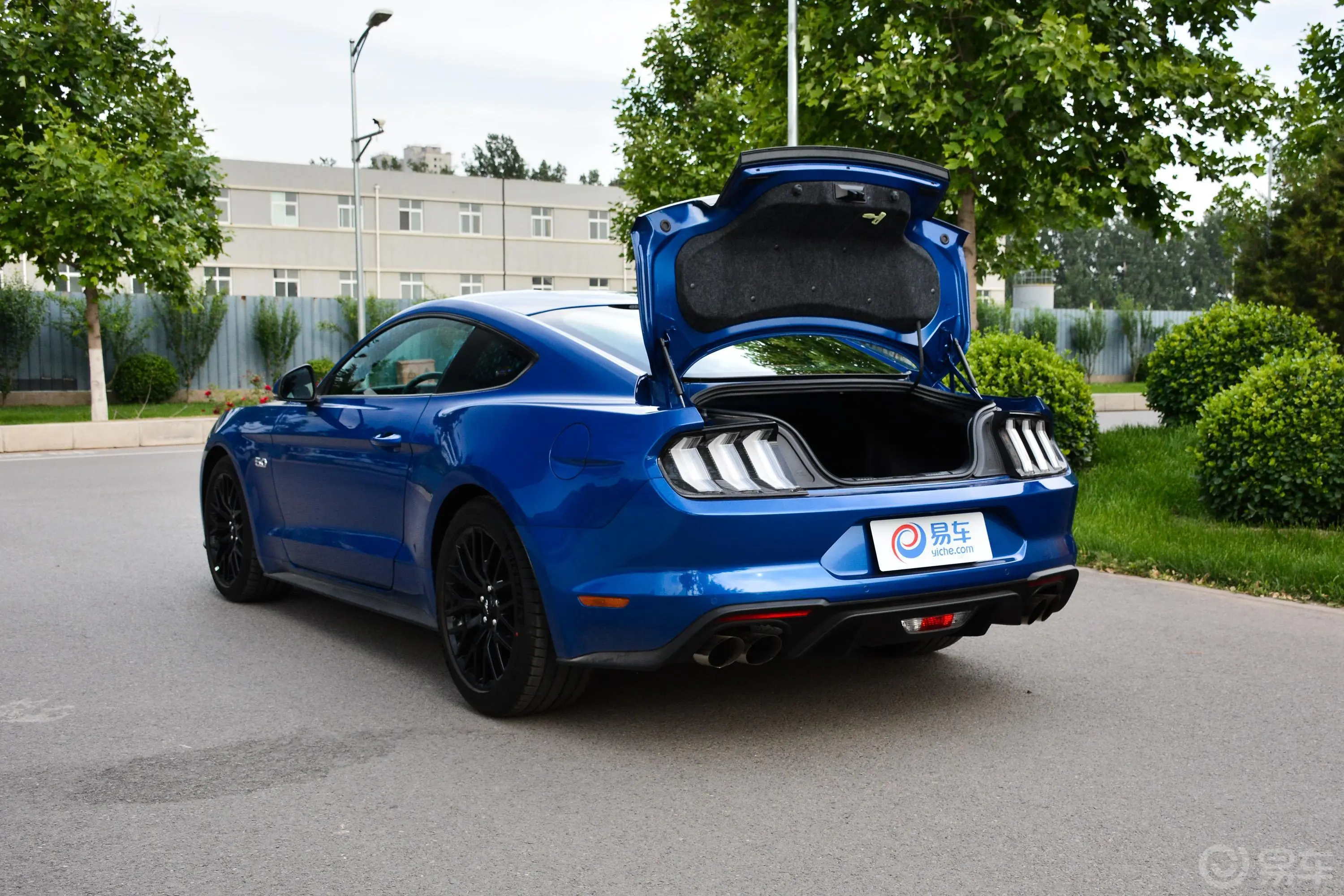 Mustang5.0L V8 GT后备厢开启45度侧拍