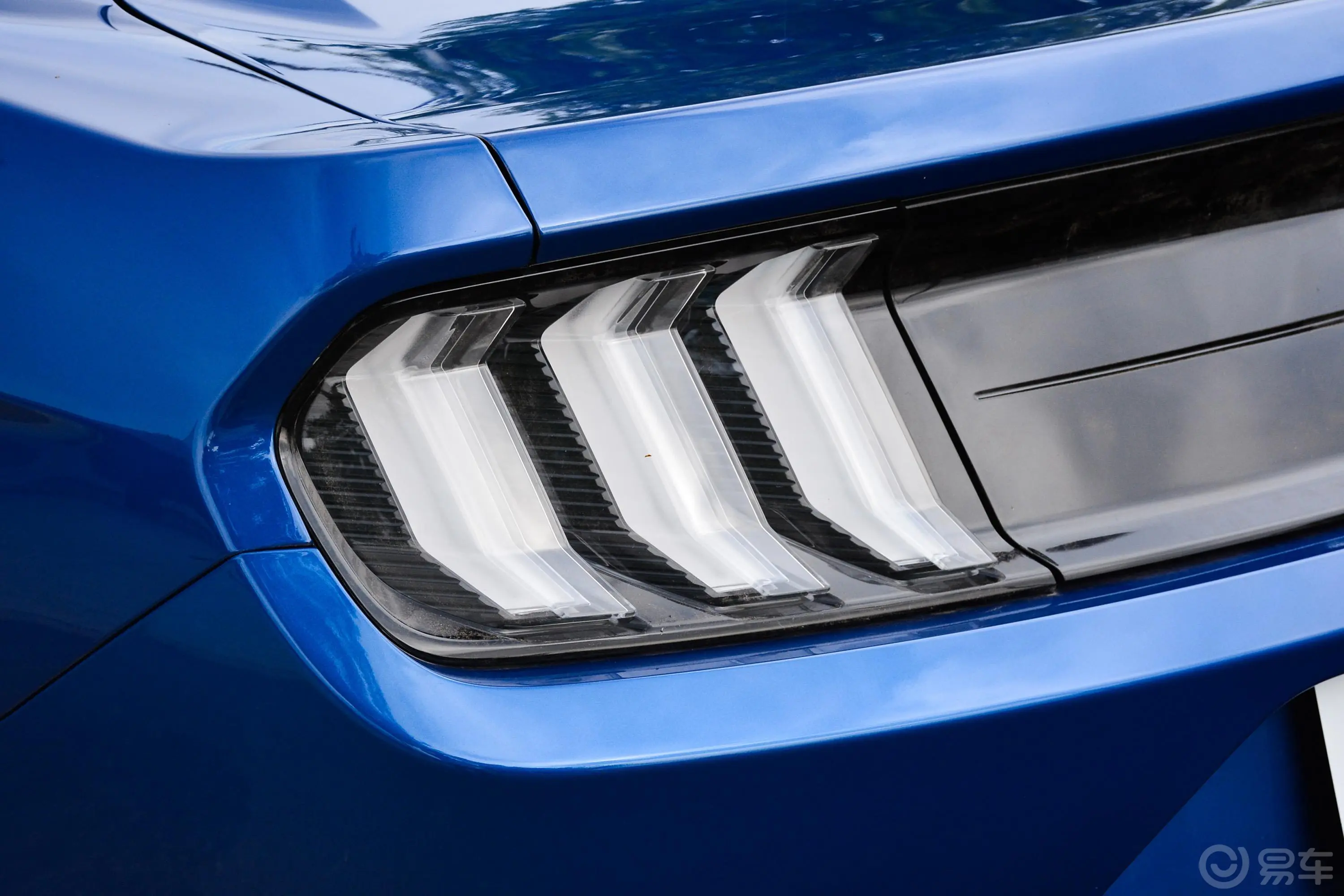 Mustang5.0L V8 GT尾灯侧45度俯拍