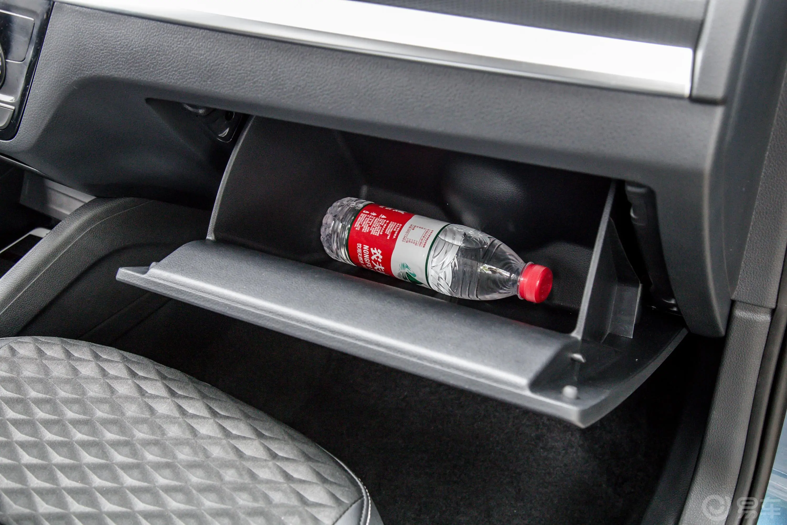 柯米克1.5L 手动 舒适版 国V手套箱空间水瓶横置