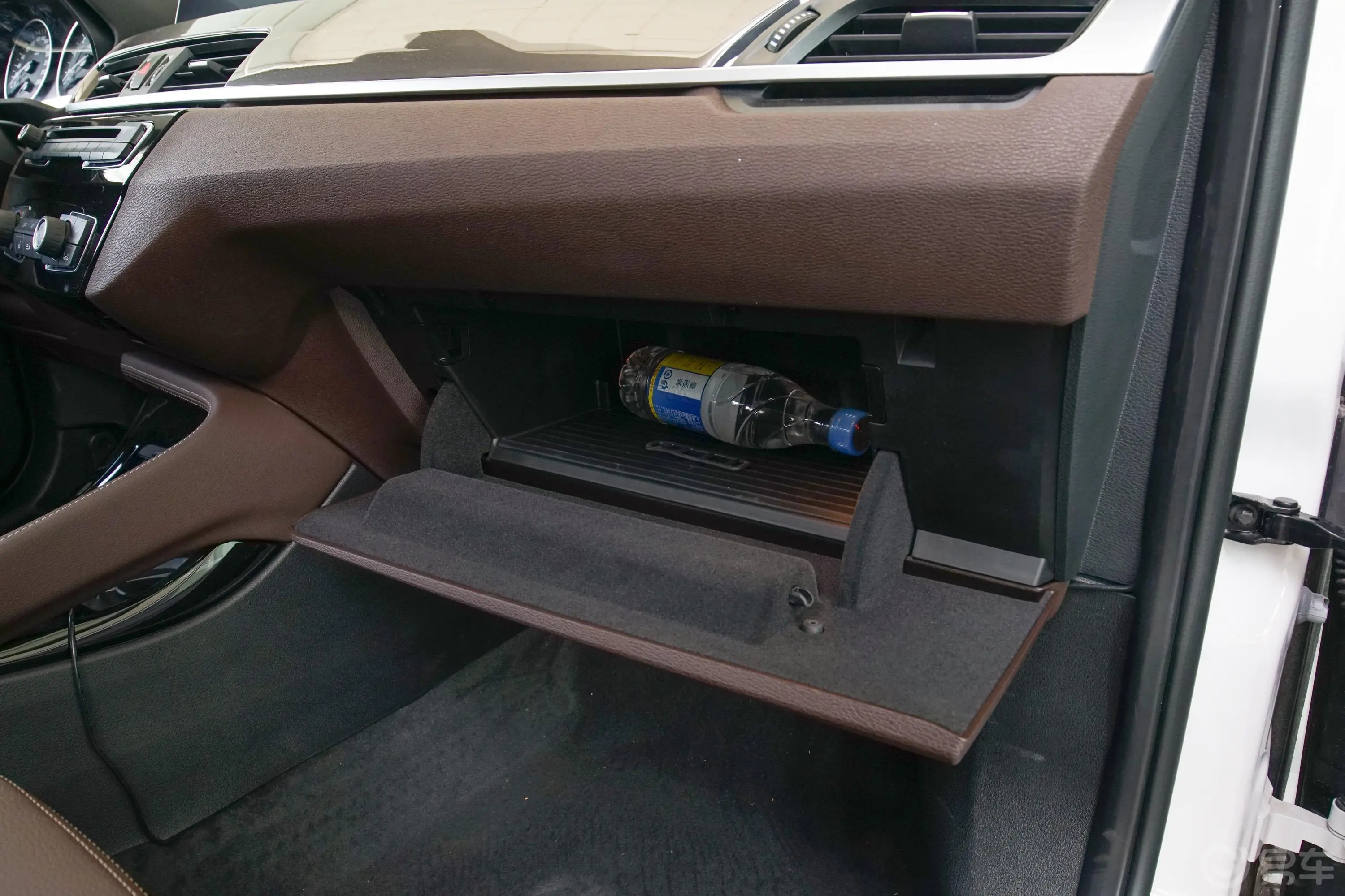宝马X1xDrive20Li 豪华版手套箱空间水瓶横置