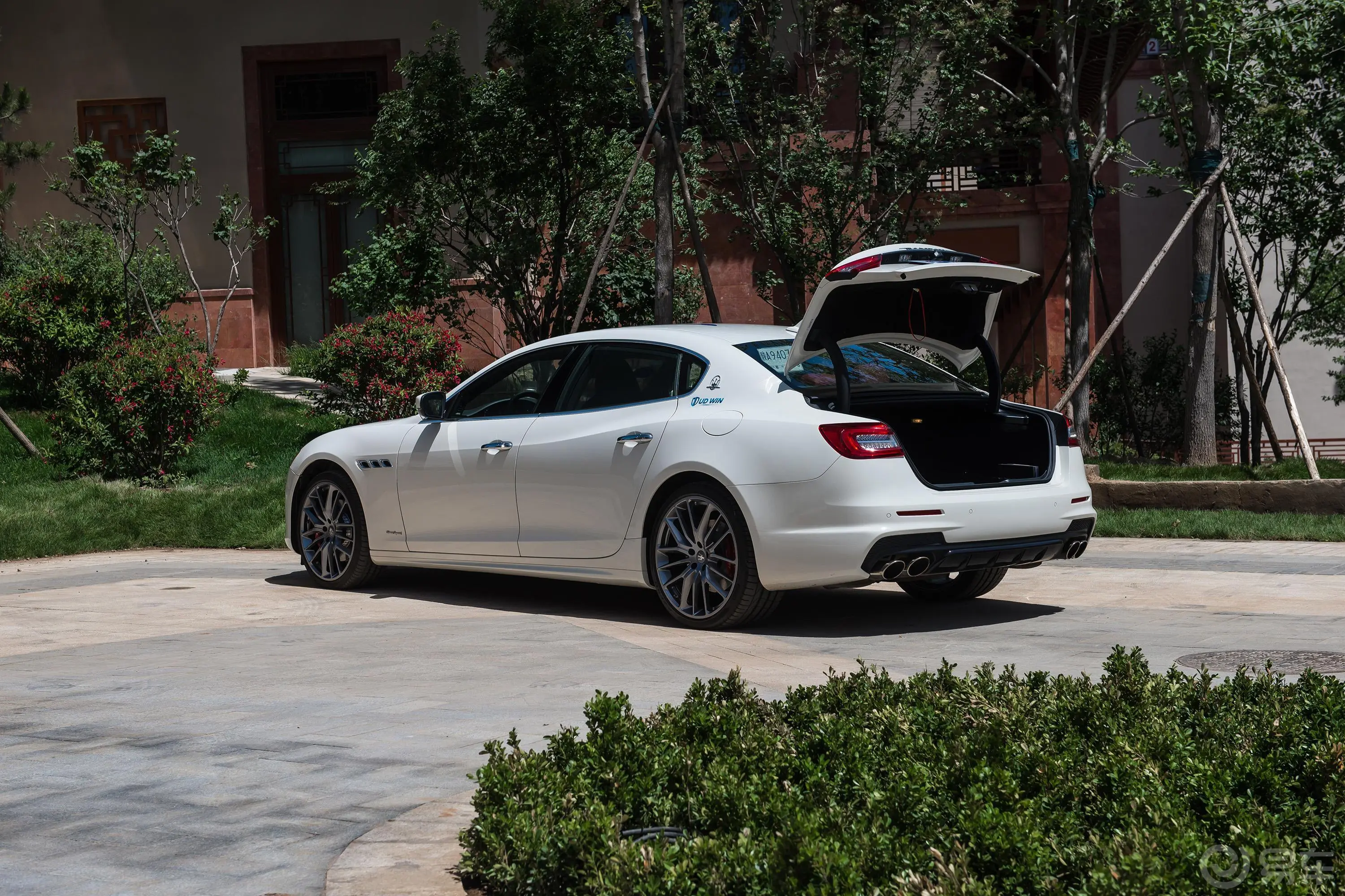 Quattroporte350Hp 运动版后备厢开启45度侧拍